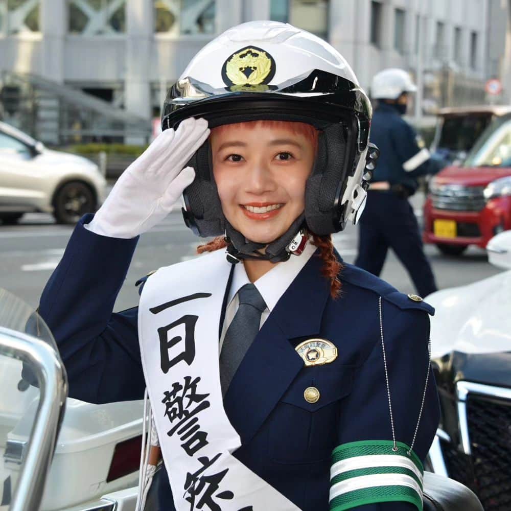 大阪府警察さんのインスタグラム写真 - (大阪府警察Instagram)「【三戸なつめさん / 年末の交通事故防止キャンペーン】 曽根崎警察署と交通総務課は、令和5年11月20日、阪急うめだ本店において、年末の交通事故防止運動に伴うキャンペーンを開催しました。 女優でタレントの三戸なつめさんを一日警察署長に招き、年末における交通事故防止を交通事故防止を呼び掛けました。  歩行者の皆さんへ 夕暮れ時・夜間では明るい色の服を着用し、反射材を活用しましょう！  ドライバーの皆さんへ 早めにライトを点灯し、夜間ではハイビーム・ロービームを使い分けましょう！  #大阪府警察公式 #大阪府警察 #大阪府警 #府警 #警察 #警察官 #おまわりさん #曽根崎警察署 #交通総務課 #女優 #三戸なつめ さん #一日警察署長 #年末における交通事故防止キャンペーン #園児 #交通安全教室 #反射材 #サイドカー #敬礼 #府民を守る」12月4日 17時00分 - fukei_koho