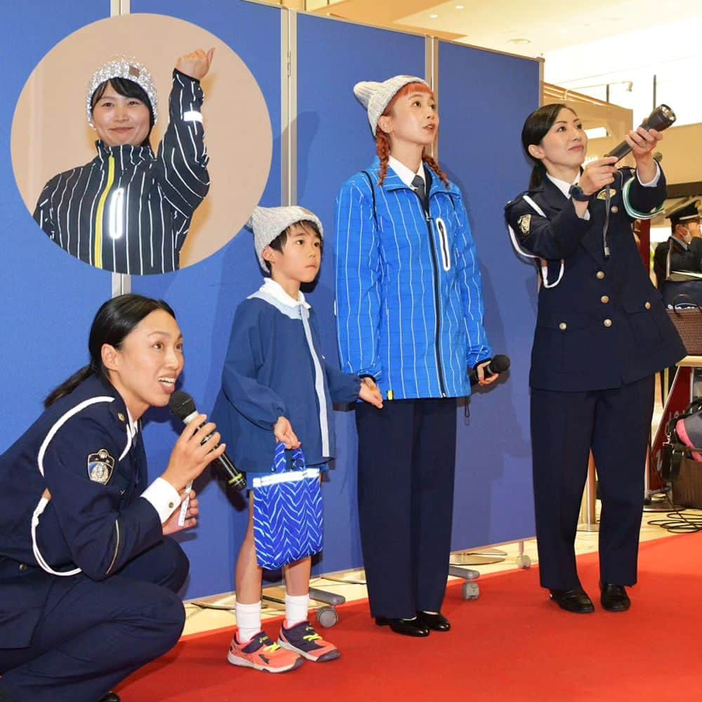 大阪府警察さんのインスタグラム写真 - (大阪府警察Instagram)「【三戸なつめさん / 年末の交通事故防止キャンペーン】 曽根崎警察署と交通総務課は、令和5年11月20日、阪急うめだ本店において、年末の交通事故防止運動に伴うキャンペーンを開催しました。 女優でタレントの三戸なつめさんを一日警察署長に招き、年末における交通事故防止を交通事故防止を呼び掛けました。  歩行者の皆さんへ 夕暮れ時・夜間では明るい色の服を着用し、反射材を活用しましょう！  ドライバーの皆さんへ 早めにライトを点灯し、夜間ではハイビーム・ロービームを使い分けましょう！  #大阪府警察公式 #大阪府警察 #大阪府警 #府警 #警察 #警察官 #おまわりさん #曽根崎警察署 #交通総務課 #女優 #三戸なつめ さん #一日警察署長 #年末における交通事故防止キャンペーン #園児 #交通安全教室 #反射材 #サイドカー #敬礼 #府民を守る」12月4日 17時00分 - fukei_koho