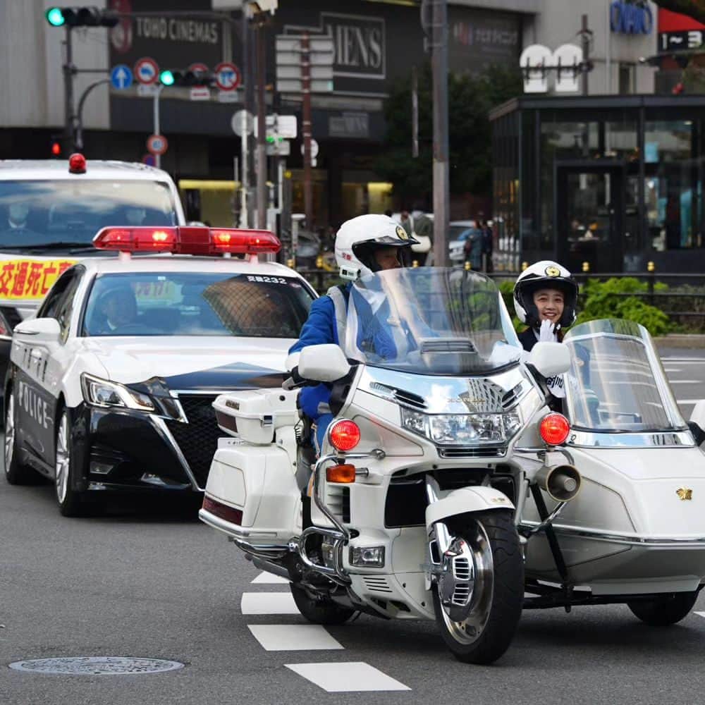 大阪府警察さんのインスタグラム写真 - (大阪府警察Instagram)「【三戸なつめさん / 年末の交通事故防止キャンペーン】 曽根崎警察署と交通総務課は、令和5年11月20日、阪急うめだ本店において、年末の交通事故防止運動に伴うキャンペーンを開催しました。 女優でタレントの三戸なつめさんを一日警察署長に招き、年末における交通事故防止を交通事故防止を呼び掛けました。  歩行者の皆さんへ 夕暮れ時・夜間では明るい色の服を着用し、反射材を活用しましょう！  ドライバーの皆さんへ 早めにライトを点灯し、夜間ではハイビーム・ロービームを使い分けましょう！  #大阪府警察公式 #大阪府警察 #大阪府警 #府警 #警察 #警察官 #おまわりさん #曽根崎警察署 #交通総務課 #女優 #三戸なつめ さん #一日警察署長 #年末における交通事故防止キャンペーン #園児 #交通安全教室 #反射材 #サイドカー #敬礼 #府民を守る」12月4日 17時00分 - fukei_koho