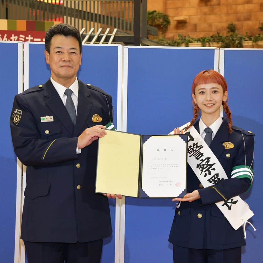 大阪府警察さんのインスタグラム写真 - (大阪府警察Instagram)「【三戸なつめさん / 年末の交通事故防止キャンペーン】 曽根崎警察署と交通総務課は、令和5年11月20日、阪急うめだ本店において、年末の交通事故防止運動に伴うキャンペーンを開催しました。 女優でタレントの三戸なつめさんを一日警察署長に招き、年末における交通事故防止を交通事故防止を呼び掛けました。  歩行者の皆さんへ 夕暮れ時・夜間では明るい色の服を着用し、反射材を活用しましょう！  ドライバーの皆さんへ 早めにライトを点灯し、夜間ではハイビーム・ロービームを使い分けましょう！  #大阪府警察公式 #大阪府警察 #大阪府警 #府警 #警察 #警察官 #おまわりさん #曽根崎警察署 #交通総務課 #女優 #三戸なつめ さん #一日警察署長 #年末における交通事故防止キャンペーン #園児 #交通安全教室 #反射材 #サイドカー #敬礼 #府民を守る」12月4日 17時00分 - fukei_koho