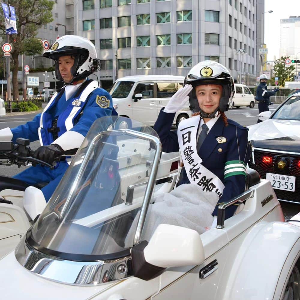 大阪府警察さんのインスタグラム写真 - (大阪府警察Instagram)「【三戸なつめさん / 年末の交通事故防止キャンペーン】 曽根崎警察署と交通総務課は、令和5年11月20日、阪急うめだ本店において、年末の交通事故防止運動に伴うキャンペーンを開催しました。 女優でタレントの三戸なつめさんを一日警察署長に招き、年末における交通事故防止を交通事故防止を呼び掛けました。  歩行者の皆さんへ 夕暮れ時・夜間では明るい色の服を着用し、反射材を活用しましょう！  ドライバーの皆さんへ 早めにライトを点灯し、夜間ではハイビーム・ロービームを使い分けましょう！  #大阪府警察公式 #大阪府警察 #大阪府警 #府警 #警察 #警察官 #おまわりさん #曽根崎警察署 #交通総務課 #女優 #三戸なつめ さん #一日警察署長 #年末における交通事故防止キャンペーン #園児 #交通安全教室 #反射材 #サイドカー #敬礼 #府民を守る」12月4日 17時00分 - fukei_koho