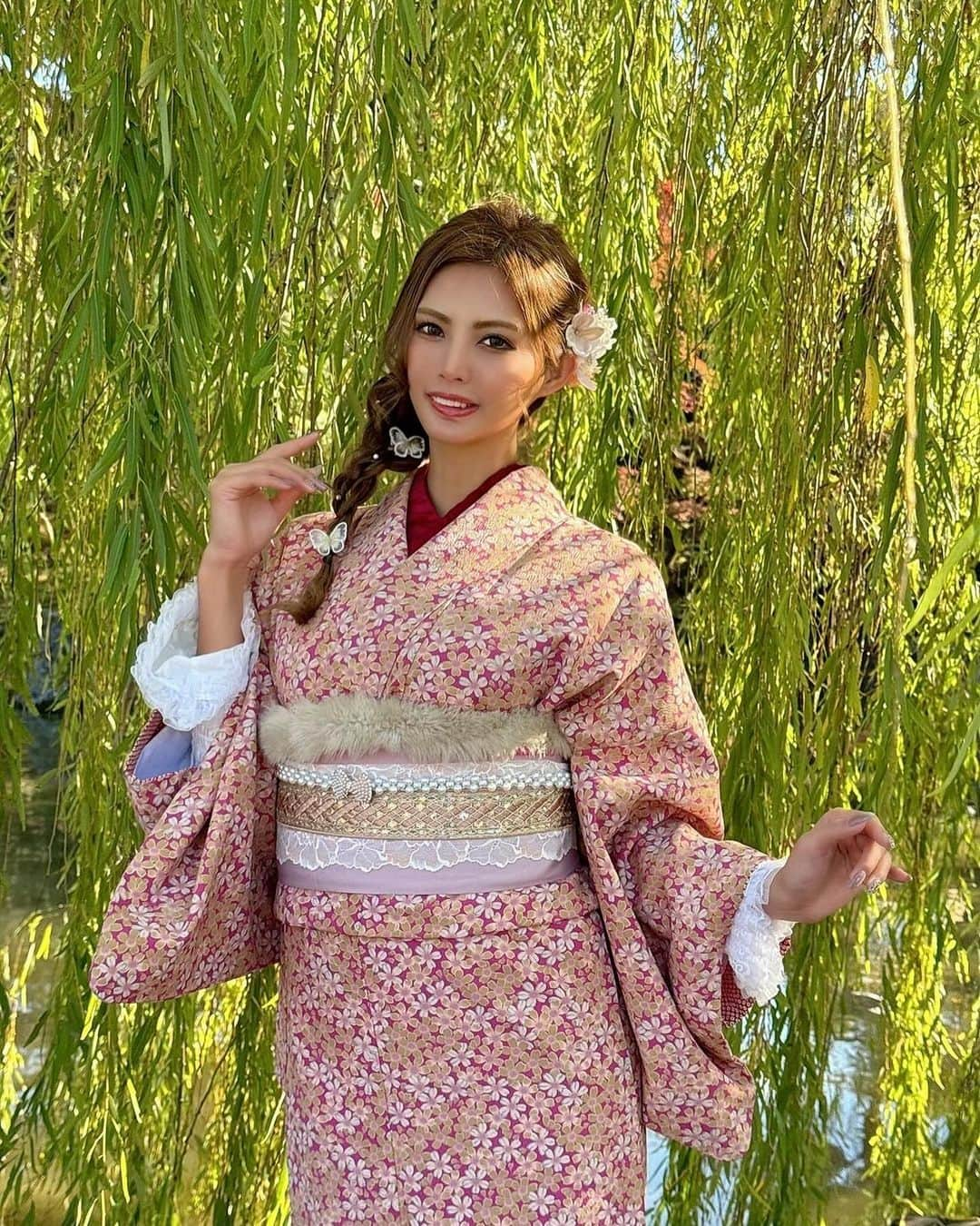 堀えりかのインスタグラム：「また違う着物👘🍁  この日大きーーーい口内炎出来て上手く笑えないくらい痛かったんだよね🤣w  #京都 #二条城 #二条城ライトアップ #紅葉 #着物 #着物女子 #着物コーデ #おそろコーデ #リンクコーデ #ダレアモデル #堀えりか #erikahori」