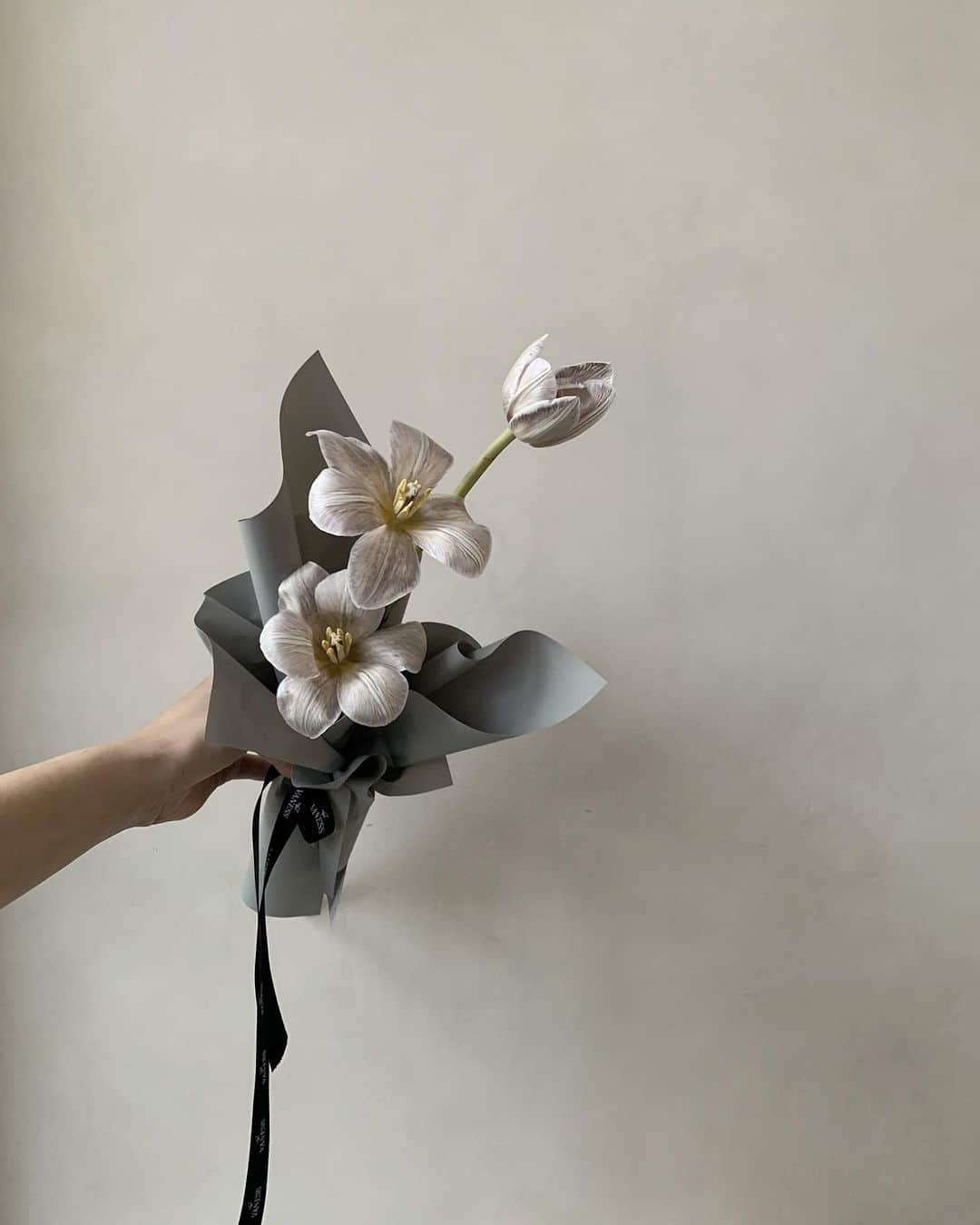 플로리스트 이주연 florist Lee Ju Yeonさんのインスタグラム写真 - (플로리스트 이주연 florist Lee Ju YeonInstagram)「. . Tulip mini handtied demo . Taiwan Flower Workshop 🩶 @prozessflower 🖤  바네스플라워 VANESS FLOWER . Katalk 채널 바네스플라워   E-mail vanessflower@naver.com . Paypal payment possible . 서울시 중구 청파로464 브라운스톤서울 101동2806호 📞02-545-6813」12月4日 14時33分 - vanessflower