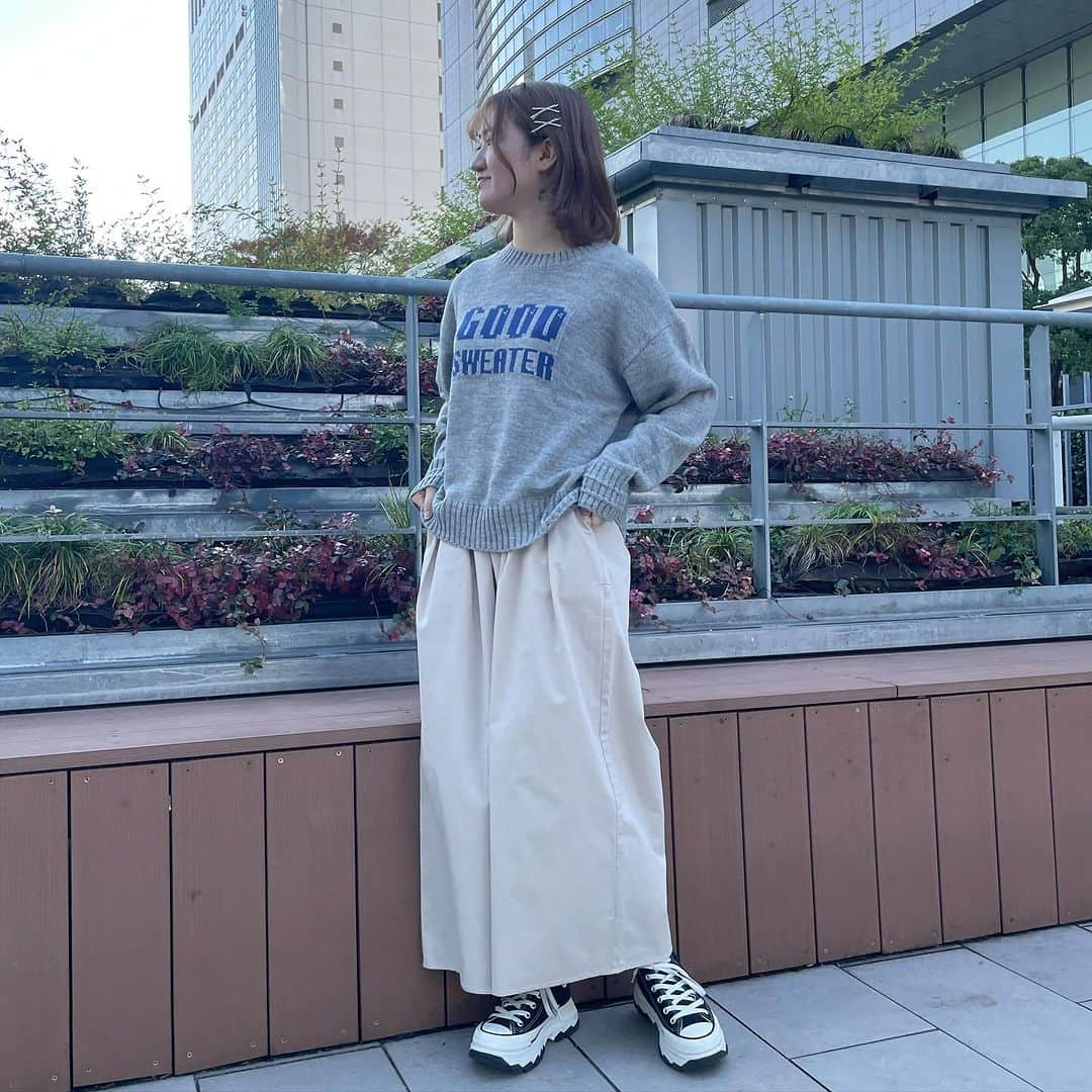 POUDOUDOUofficialさんのインスタグラム写真 - (POUDOUDOUofficialInstagram)「. STAFF SNAP！  レトロな8bit風の"GOOD SWEATER"のロゴを入れた遊び心のあるセーター。   ウール混の素朴なタッチの糸で編み立てており、 ロゴのテイストとの相反した雰囲気が キャッチーなニットです。   ゆとりのあるシルエットに程よい丈感で どんなボトムとも相性◎  ---------------------------------------- ✓GOOD SWEATERロゴジャガードニット color：IVORY/BLACK/GRAY ----------------------------------------    ■staff なかむら(154cm)  @pdd_nkmr  新宿ミロード店   ■staff おさだ(160cm)  @pdd_o_chan160  新宿ミロード店    #poudoudou #プードゥドゥ #pdd23 #coo_online #staffsnap #winterコーデ #knitコーデ」12月5日 20時15分 - pdd1982pdd