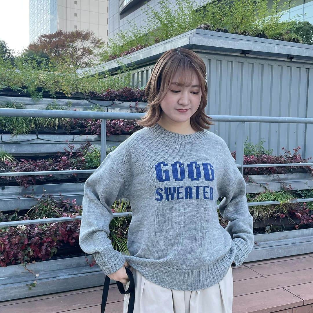 POUDOUDOUofficialさんのインスタグラム写真 - (POUDOUDOUofficialInstagram)「. STAFF SNAP！  レトロな8bit風の"GOOD SWEATER"のロゴを入れた遊び心のあるセーター。   ウール混の素朴なタッチの糸で編み立てており、 ロゴのテイストとの相反した雰囲気が キャッチーなニットです。   ゆとりのあるシルエットに程よい丈感で どんなボトムとも相性◎  ---------------------------------------- ✓GOOD SWEATERロゴジャガードニット color：IVORY/BLACK/GRAY ----------------------------------------    ■staff なかむら(154cm)  @pdd_nkmr  新宿ミロード店   ■staff おさだ(160cm)  @pdd_o_chan160  新宿ミロード店    #poudoudou #プードゥドゥ #pdd23 #coo_online #staffsnap #winterコーデ #knitコーデ」12月5日 20時15分 - pdd1982pdd