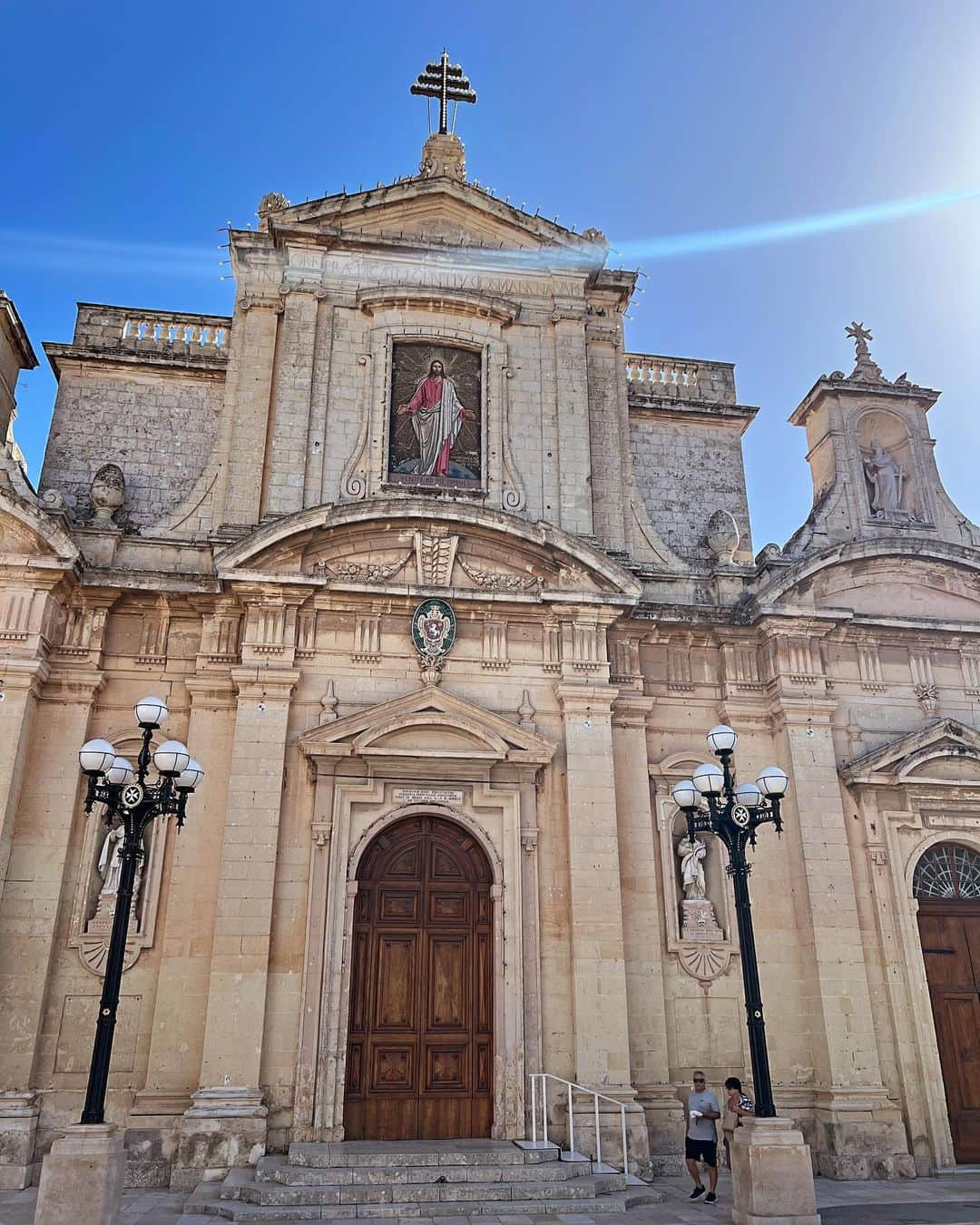 若尾綾香さんのインスタグラム写真 - (若尾綾香Instagram)「*.⋆ 📍Malta/ L-Imdina イムディーナ マルタ最古の都市。 マルタ島中央部にあり昔は首都だったらしい。 中世の狭い静かな通りを持つ城郭都市であり、 『静寂の町』の異名を持つ。  1・2枚目 📍Fontanella Tea Garden 景色最高！ご飯も美味しかった！  3枚目 📍イムディーナ入り口  7枚目 📍St Paul’s Catacombs  どこもかしこも可愛い壁に囲まれていて 美しかった！ 午前中だけで十分楽しめる。  墓地🪦行くと本物の人骨があったり、 処刑場や拷問部屋がある歴史資料館もあり 資料館には気づくの遅くて行けなかったのが残念だった。  Malta可愛いに溢れてる🩷  #マルタ留学#語学留学#ヨーロッパ#マルタ#映画ロケ地 #留学生活 #留学#ヨーロッパ留学#マルタ散策#マルタ観光 #イムディーナ#イムディーナ観光#フェリー #europe #englishschool#beach#imdina #Malta#Valetta#Maltacafe#gelato#Maltagelato」12月4日 14時44分 - ayaka_wakao