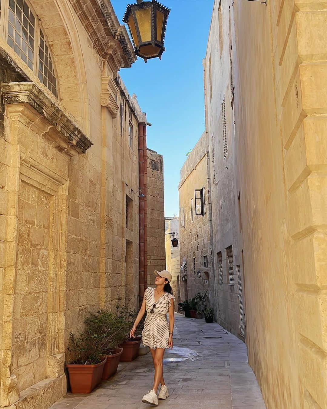 若尾綾香さんのインスタグラム写真 - (若尾綾香Instagram)「*.⋆ 📍Malta/ L-Imdina イムディーナ マルタ最古の都市。 マルタ島中央部にあり昔は首都だったらしい。 中世の狭い静かな通りを持つ城郭都市であり、 『静寂の町』の異名を持つ。  1・2枚目 📍Fontanella Tea Garden 景色最高！ご飯も美味しかった！  3枚目 📍イムディーナ入り口  7枚目 📍St Paul’s Catacombs  どこもかしこも可愛い壁に囲まれていて 美しかった！ 午前中だけで十分楽しめる。  墓地🪦行くと本物の人骨があったり、 処刑場や拷問部屋がある歴史資料館もあり 資料館には気づくの遅くて行けなかったのが残念だった。  Malta可愛いに溢れてる🩷  #マルタ留学#語学留学#ヨーロッパ#マルタ#映画ロケ地 #留学生活 #留学#ヨーロッパ留学#マルタ散策#マルタ観光 #イムディーナ#イムディーナ観光#フェリー #europe #englishschool#beach#imdina #Malta#Valetta#Maltacafe#gelato#Maltagelato」12月4日 14時44分 - ayaka_wakao