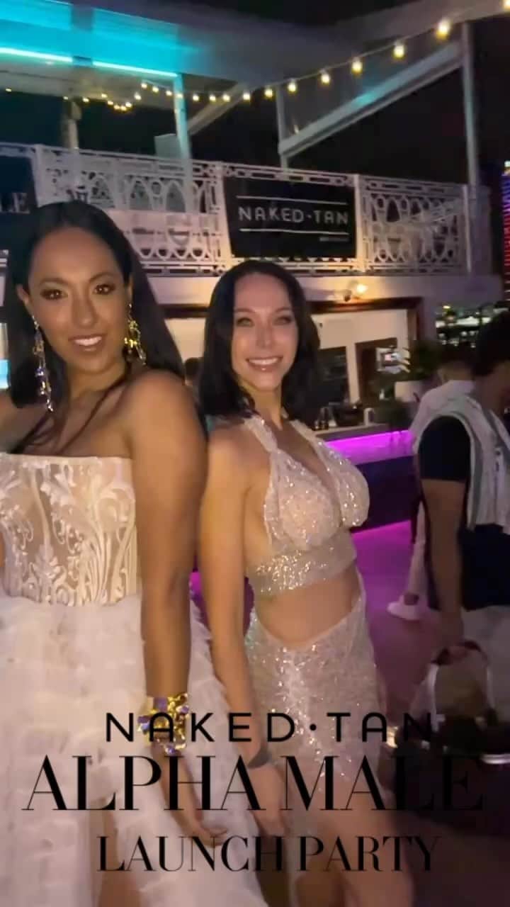 エミリー・スコットのインスタグラム：「Out and about ✨ @nakedtan @seadeck_sydney   Wearing @amytaylorcollection ✨」
