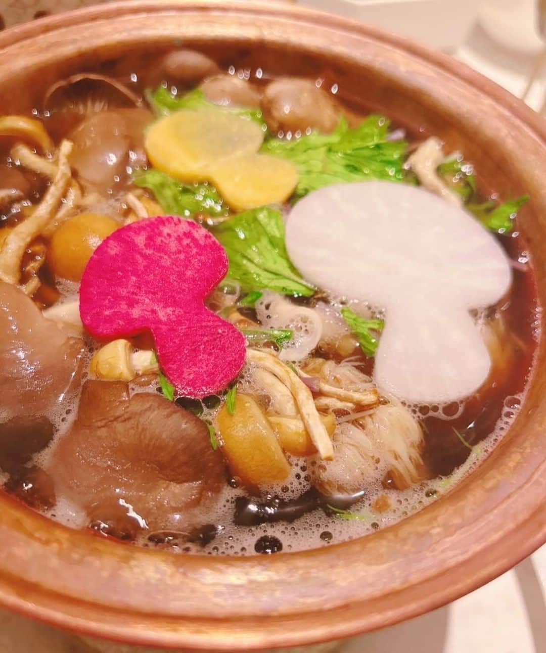 美沙玲奈さんのインスタグラム写真 - (美沙玲奈Instagram)「𖤣𖥧︎︎𓂃𓈒𓐍🍄✨ 先日は、交流会を兼ねてプロラボさんの新しいお店『 @kinshari_shinjuku 』に行って来ました!! こんなにもキノコを食べたのは人生で初めてです🫢見た目も色鮮やかで、初めから最後まで声が出ちゃうほど凄く美味しかったです❤️‍🔥お鍋のスープが最高でした😭✨初め、量的にいけるかな‥？と思ったけどしっかりぺろりでした🙏🏻全然重くなくむしろ丁度良い。何よりも季節的に免疫力が下がりかけていたので菌活は有難い。。  #プロラボ #プロラボカフェ #プロラボファーム #菌しゃり #きのこ鍋 #菌活」12月4日 14時48分 - rei777_official