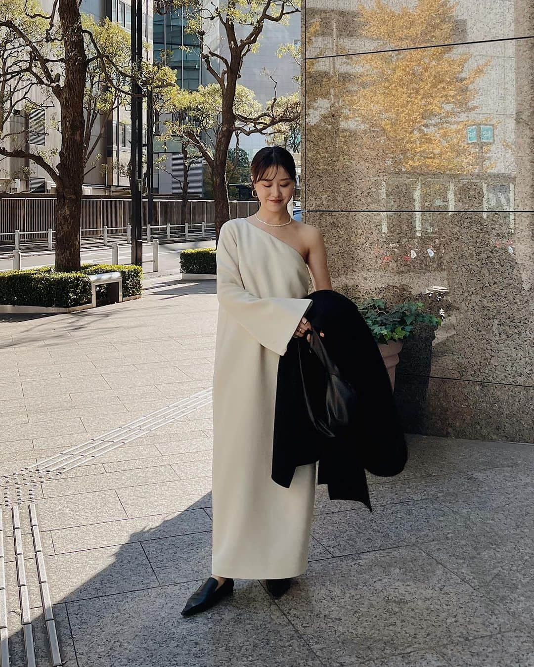 ETRÉ TOKYO ストアさんのインスタグラム写真 - (ETRÉ TOKYO ストアInstagram)「@etretokyo  【 12/7 New Arrival 】  ㅤㅤㅤ ㅤㅤㅤ #ETRE2wayスリーブワンショルダーワンピース O.WHITE / BLACK S.M size ¥26,400(tax in) ㅤㅤ  #ETREフロントボタンミドルゲージニットプルオーバー BEIGE / NAVY F size ¥24,200(tax in) ㅤㅤㅤ ㅤ #ETRE2wayシルエットワイドパンツ GREIGE / NAVY / BLACK S.M size ¥27,500(tax in) ㅤㅤㅤ ㅤㅤ #ETRE2wayルーズネックニットプルオーバー WHITE / GREY F size ¥30,800(tax in)  ㅤㅤㅤ ㅤㅤㅤ #ETREスタンドネックパディングコート O.WHITE / BLACK S.M size ¥39,600(tax in)  ㅤㅤㅤ ㅤㅤㅤ #ETRE2ピースレイヤードシャツ BEIGE / NAVY F size ¥29,700(tax in) ㅤㅤㅤ  ㅤㅤㅤ┈┈┈┈┈┈┈┈┈┈┈┈┈┈┈┈┈┈┈ ㅤㅤㅤ ㅤㅤ  【INFORMATION】 ⁡ㅤㅤㅤ ⁡ ※12/7(木)発売のアイテムは、12/8(金)12:00よりお在庫のある場合、ルミネカード会員様限定で店舗通販のご利用が可能です。  ⁡ ※お電話がつながりにくい可能性がございます。 ⁡ ※また混雑時には入場制限及び 試着点数の制限を設けさせて頂きます。 予めご了承ください。 ⁡ ⁡ ご理解、ご協力を賜りますよう 心よりお願い申し上げます。   ㅤㅤㅤ 【LUMINE SHINJUKU STORE】 ETRÉ TOKYO ルミネ新宿2店 TEL：03-5989-0979  ー営業時間ー (平日、土日祝)11:00-21:00 ⁡  #etretokyo#etre#fashion#etretokyoshinjuku #etre#2023etre#etretokyo_staff_ootd#2023aw #大人ファッションコーデ #シンプルスタイル  #オトナカジュアルコーデ #冬アウター #オケージョンワンピース #レイヤードシャツ #ワイドパンツコーデ」12月4日 15時04分 - etretokyo_store