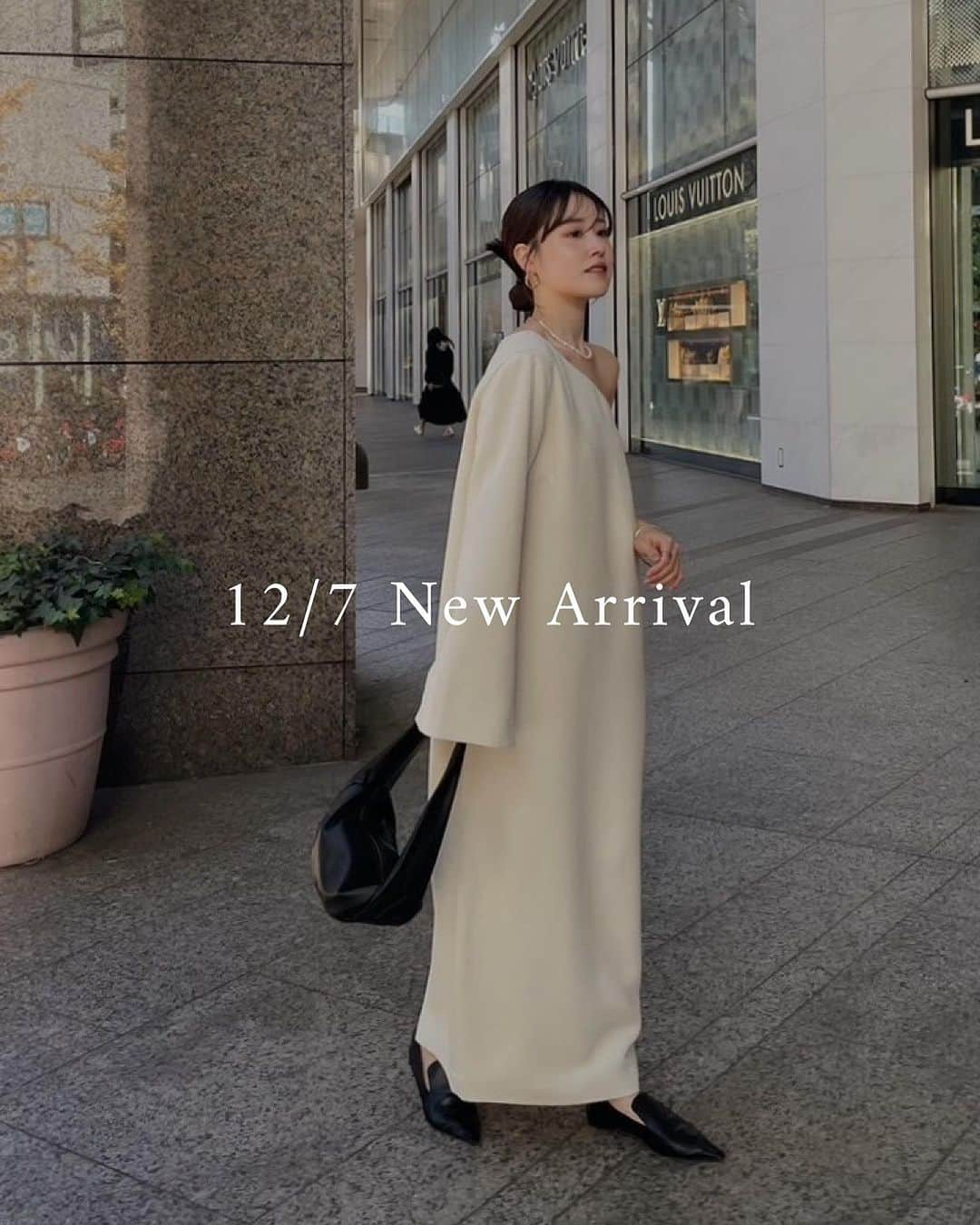 ETRÉ TOKYO ストアのインスタグラム：「@etretokyo  【 12/7 New Arrival 】  ㅤㅤㅤ ㅤㅤㅤ #ETRE2wayスリーブワンショルダーワンピース O.WHITE / BLACK S.M size ¥26,400(tax in) ㅤㅤ  #ETREフロントボタンミドルゲージニットプルオーバー BEIGE / NAVY F size ¥24,200(tax in) ㅤㅤㅤ ㅤ #ETRE2wayシルエットワイドパンツ GREIGE / NAVY / BLACK S.M size ¥27,500(tax in) ㅤㅤㅤ ㅤㅤ #ETRE2wayルーズネックニットプルオーバー WHITE / GREY F size ¥30,800(tax in)  ㅤㅤㅤ ㅤㅤㅤ #ETREスタンドネックパディングコート O.WHITE / BLACK S.M size ¥39,600(tax in)  ㅤㅤㅤ ㅤㅤㅤ #ETRE2ピースレイヤードシャツ BEIGE / NAVY F size ¥29,700(tax in) ㅤㅤㅤ  ㅤㅤㅤ┈┈┈┈┈┈┈┈┈┈┈┈┈┈┈┈┈┈┈ ㅤㅤㅤ ㅤㅤ  【INFORMATION】 ⁡ㅤㅤㅤ ⁡ ※12/7(木)発売のアイテムは、12/8(金)12:00よりお在庫のある場合、ルミネカード会員様限定で店舗通販のご利用が可能です。  ⁡ ※お電話がつながりにくい可能性がございます。 ⁡ ※また混雑時には入場制限及び 試着点数の制限を設けさせて頂きます。 予めご了承ください。 ⁡ ⁡ ご理解、ご協力を賜りますよう 心よりお願い申し上げます。   ㅤㅤㅤ 【LUMINE SHINJUKU STORE】 ETRÉ TOKYO ルミネ新宿2店 TEL：03-5989-0979  ー営業時間ー (平日、土日祝)11:00-21:00 ⁡  #etretokyo#etre#fashion#etretokyoshinjuku #etre#2023etre#etretokyo_staff_ootd#2023aw #大人ファッションコーデ #シンプルスタイル  #オトナカジュアルコーデ #冬アウター #オケージョンワンピース #レイヤードシャツ #ワイドパンツコーデ」