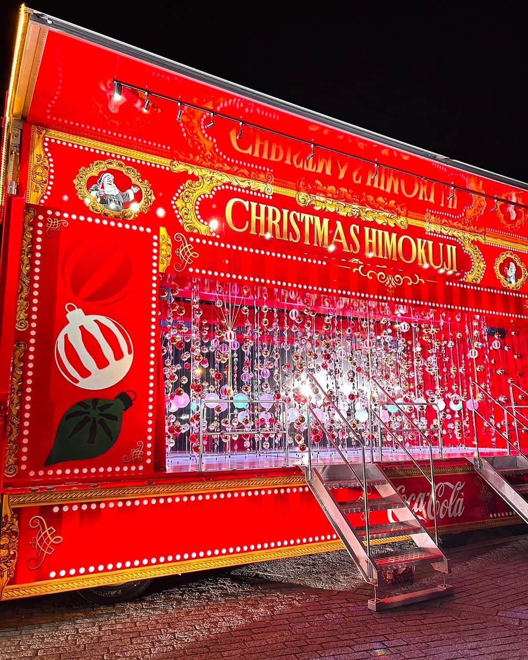 DJ MIYAのインスタグラム：「#PR #コカコーラ  きゃっほーぉ🎄横浜赤レンガ倉庫で素敵なイベントが行われたよ🎵  「コカ･コーラ クリスマスドローンショー＆クリスマストラックお披露目イベント」 に行ってきましたぁぁ❤️  国内最大規模となる1225機のドローンを使用した3Dドローンショー 「コカ･コーラ クリスマスドローンショー 『空飛ぶクリスマストラック』」 は圧巻の美しさです❤️サンタさんも飛び出してきたよ*\(^o^)/*  かわいい〜！空にクリスマストラックやツリーも現れましたぁ💓キラキラで海に光が反射してとっても綺麗でーした♪  コカ･コーラ クリスマストラックが全国8都市を周るらしいよ♡北海道から沖縄まで♪  会場でしか体験できないHIMOKUJIはわくわく❤️  コカ･コーラ ゼロは全員もらえるらしいよっ  しかも横浜市で開催されるイルミネーションイベント「夜にあらわれる光の横浜〈ヨルノヨ2023〉」と連携して開催🎵  2023年12月2日（土）から開始される「コカ･コーラ クリスマストラック」の「HIMOKUJI」の体験会も楽しかったぁ❤️ ひいた人全員にプレゼントが当たるからやってみてくださ〜い♡  @cocacola_japan  #コカコーラクリスマストラック #CocaColaChristmas #空飛ぶクリスマストラック  #cocacola #ドローンショー #クリスマス #メリークリスマス #クリスマス2023 #メリクリ #ホリデー #サンタさん #キラキラ好き #イルミネーション #イルミネーション2023 #横浜みなとみらい #みなとみらい #MM21 #横浜 #クリスマスイベント #yokohama #サンタ #Merryxmas #ホリデーシーズン #クリスマス好き #3Dドローンショー #ドローン #最新技術」