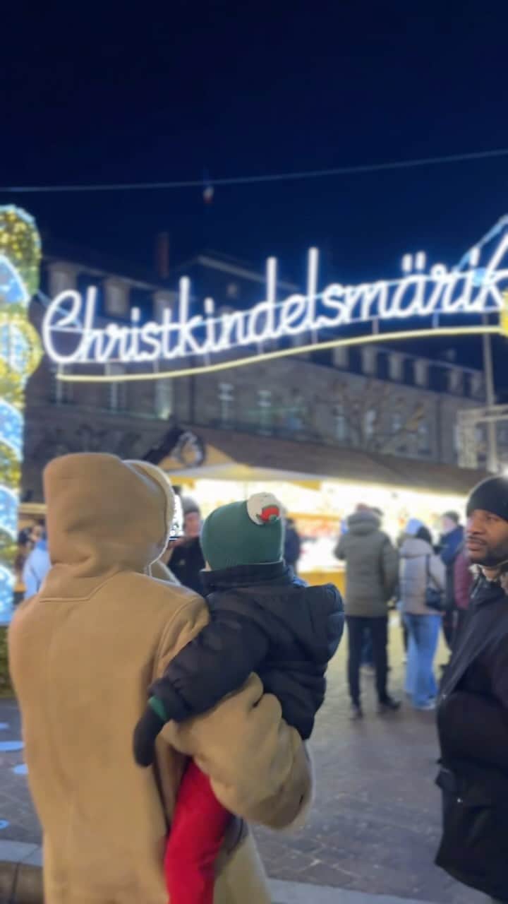 エム・ポコラのインスタグラム：「Tradition oblige, cette année encore petit tour en famille sur mes terres à Strasbourg pour voir les lumières de Noël, se ballader au marché place Broglie, place Kléber, aux pieds de la cathédale et finir avec une bonne flammekueche 🤤 Imprégner les enfants de cette magie dans laquelle j’ai eu la chance de grandir et voir qu’avec les années ils s’attachent à cette tradition c’est 🥹. Strasbourg je t’aime… Éternellement… Ton fils.」