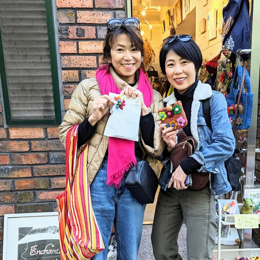 平井富子のインスタグラム：「Beautiful women appear from CA！  カリフォルニアからユリカさんとトシエさんがアンシャンテに、、  お二人は、アメリカ在住が長く、日本には年に2〜3回帰国されるとか。LAやヒューストン等に2回行ったので、アメリカトークで盛り上がり。楽し〜  ハンドメイドのフェルト花ポーチ、花ヘァクリップを気に入って頂きました！ すごく可愛い〜  また、遊びに来てください〜」