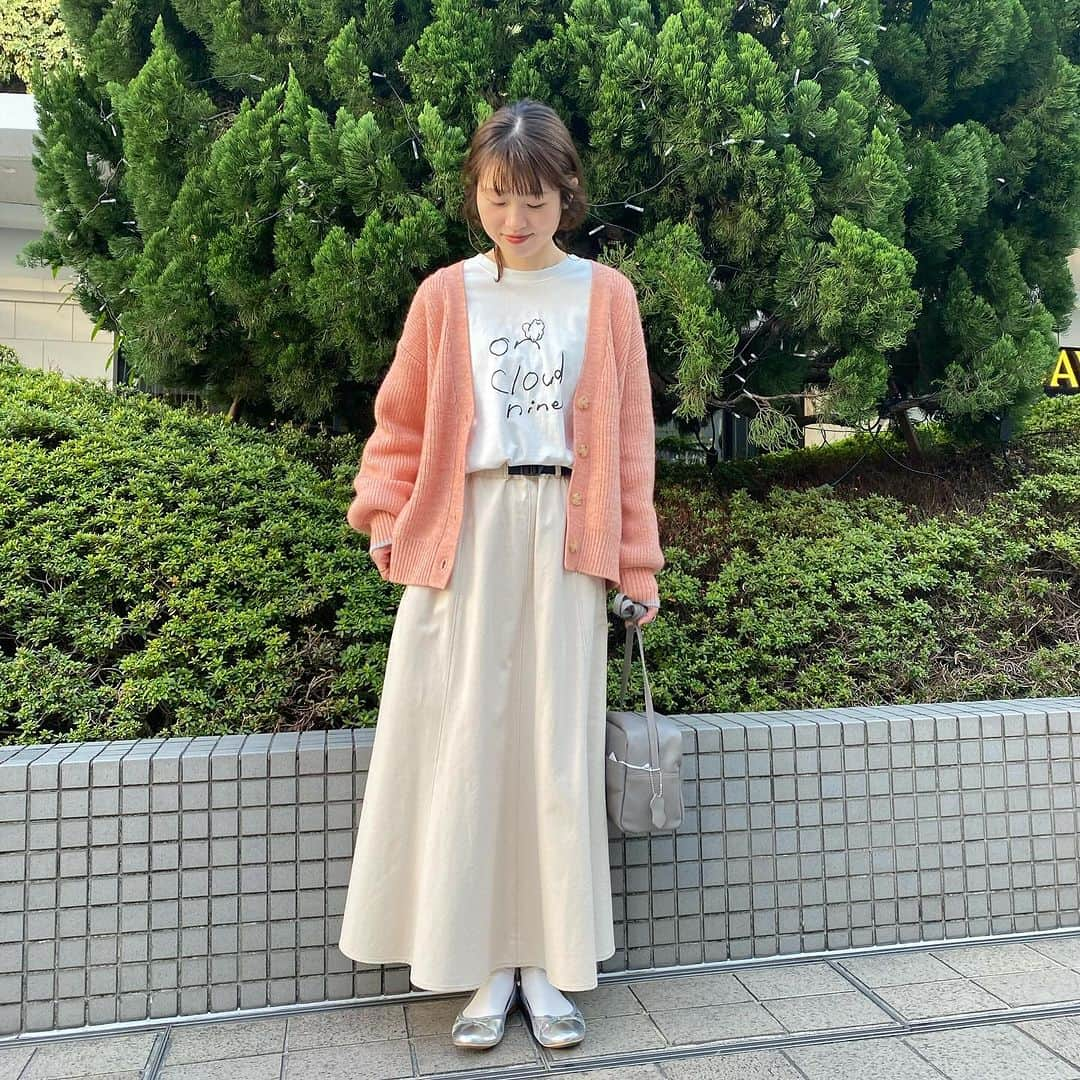 POUDOUDOUofficialさんのインスタグラム写真 - (POUDOUDOUofficialInstagram)「. STAFF SNAP！  程よくあいたVネックとやわらかい肌触りが 魅力的なカーディガン。 程よい厚みの畦編みで、 体のラインを拾いにくいリラクシーなシルエットです。   さりげない袖口の配色使いもポイント◎   鮮やかなカラーバリエーションで4色ご用意しております。  ---------------------------------------- ✓畦編みVネックニットカーディガン color：OATMEAL/PINK/BLUE/LIGHT BLUE ----------------------------------------    ■staff こんどう(156cm)  @pdd_kon  新宿ミロード店   ■staff なかむら(154cm)  @pdd_nkmr  新宿ミロード店    #poudoudou #プードゥドゥ #pdd23 #coo_online #staffsnap #winterコーデ #knitコーデ」12月7日 20時15分 - pdd1982pdd