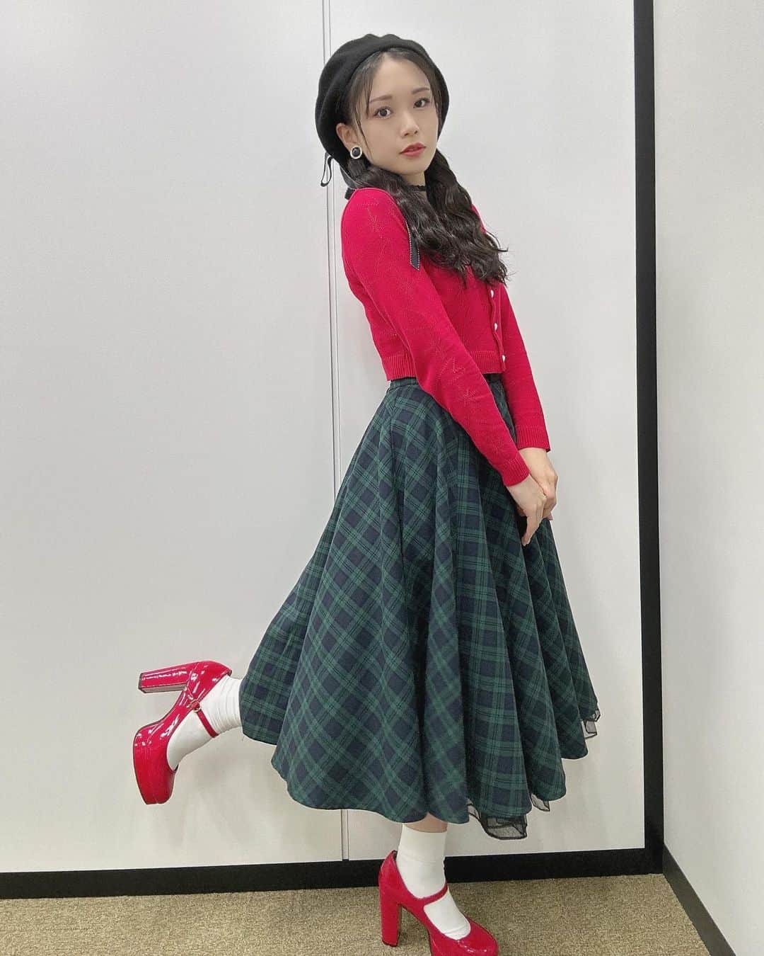 平井美葉のインスタグラム：「♥️❤︎♥️❤︎♥️  クリスマスの陣ZINの衣装かわいいでしょー♫  #helloproject #ハロプロ  #beyooooonds #アイドル」