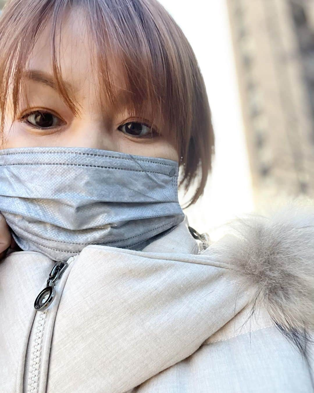 中澤裕子のインスタグラム：「❄︎❄︎  インフルエンザから復活！ 私は、風邪なんて引かない！ と、いつも思ってましたが、 そんなわけなかった💦  お布団に包まりながら 横アリの事、 娘。’23の事、 今日はいよいよ卒業式だ、、 とか。 考えてたなぁ。  ライブ始まる前に 行ってきます！とメッセージを くれた後輩メンバーちゃんがいて。 こんな大事な日に 私の事を 思い出してくれている事が 嬉しかったです。  ふくちゃんのセレモニー 14人の集大成を会場で見届ける事は出来なかったけど、娘。’23のメンバーのインスタから、 大成功に終わった事が伝わってきてホッとしました。  ふくちゃんの同期や、卒業メンバーを写真で見れたのも嬉しかったです。  これからも モーニング娘。は止まる事なく 走り続けていきます。 私が代々木のステージに再び立つ事が出来たのは、ずっとずっとメンバーが繋いでくれて、 仲間が後輩たちが頑張ってくれて、今も尚走り続けていてくれるからです。 そんなモーニング娘。を応援してくださっている、ファンの皆様に感謝。 仲間たち、後輩たちに 感謝。  一番古い私は何が出来るだろう、、 答えが見えない永遠の課題です。  #ふくちゃん綺麗だった #横アリ #客席ふくちゃんカラーに染まる #えりぽんリーダー率いるモーニング娘も応援します」