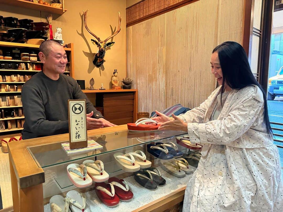 河瀬直美のインスタグラム：「あ〜 楽しい  京都めぐり✨ ない藤さんでお草履 選んでお話しして…  よそいき 買っちゃった  締めは酵素風呂っす  Ah~ it’s fun.  Going around Kyoto ✨ I chose some zori sandals  at Naito and chatted …  I bought the Yosoiki zori sandals  To finish, I took an enzyme bath.  #祇園ない藤  #裸足生活 #jojo #gionnaito  #barefootlife」