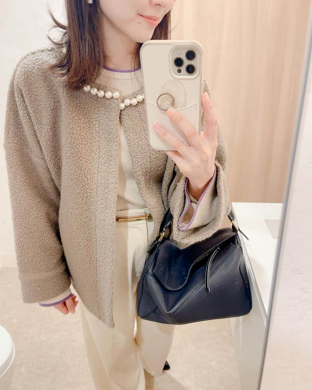 荒木麻里子のインスタグラム：「パールがポイントの @myu____official のショートコート。 車移動が多いので、この丈感と質感がちょうどいい。 . わたしベージュを着ると顔が疲れて見えるので避けてたんですが、 これは顔の近くにパールがくるから華やかで、 苦手意識が吹っ飛びました🕊 黒とアイボリーも可愛くて悩みました🖤🤍 . . #myu公式モデル #myu_pr #ママファッション #ママコーデ #30代コーデ」
