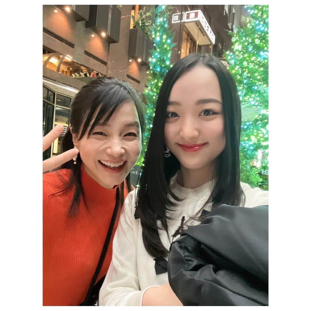 去来川奈央さんのインスタグラム写真 - (去来川奈央Instagram)「. 舞台 #ねじまき鳥クロニクル 🕊️  身体/歌/音楽/舞台装置の全てが 研ぎ澄まされていて、圧倒的。 舞台って、それぞれ代表的な場面がいくつかあるけれど この舞台は、どこを挙げてもそんなクオリティのシーンばかりで🌋 ざっと思い返してみても 10場面では収まらないんですが 場面展開、裏側一体どうなっているの😂 村上春樹さんの頭の中も、 この舞台を創った皆さんの頭の中も のぞいてみたくなるわ…！🤯  観劇してから数日経ちますが 門脇麦さんの 「ねぇ、ねじまき鳥さん」の台詞のお声が 頭の中で繰り返されています。 可愛くて天真爛漫なのだけれど どこか冷たく底知れぬ怖さもある 不思議な少女の役、ぴったりでした🫧  音くり寿さんの存在感も！！ 誇らしくて胸が震えたなぁ…！🥲❤️ 宝塚OGになってもあの頃の演技力は そのままに、外の舞台色に しなやかに変化している部分も見られて わたしゃ痺れましたっ！👓 どや！🤩(※関係者じゃあ、ありません)  #おはパソ 最年少スタッフの ゆふかちゃんと🎵😚  #ねじまき鳥クロニクル舞台 #村上春樹 #梅田芸術劇場 #梅田芸術劇場シアタードラマシティ #門脇麦 さん #音くり寿 さん」12月4日 15時25分 - nao.isagawa