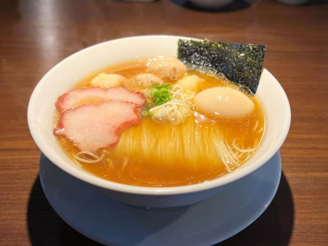 SUSURUのインスタグラム：「美しすぎる麺線っ‥！ 目黒の名店『かづ屋』さん出身のワンタンメンの味が沖縄でもすすれるお店。 めっちゃうめえ！スープ完飲。 #susuru_tv #支那そばかでかる #てだこ浦西 #沖縄 #ワンタンメン #ワンタン麺 #うまい  #ラーメン #らーめん #ramen #ラーメン部 #ramennoodles #毎日ラーメン生活 #麺スタグラム #japaneseramen #japanramen #foodstagram #foodie #noodles #instanoodle #instaramen #instafood #沖縄ラーメン #わんたんめん」