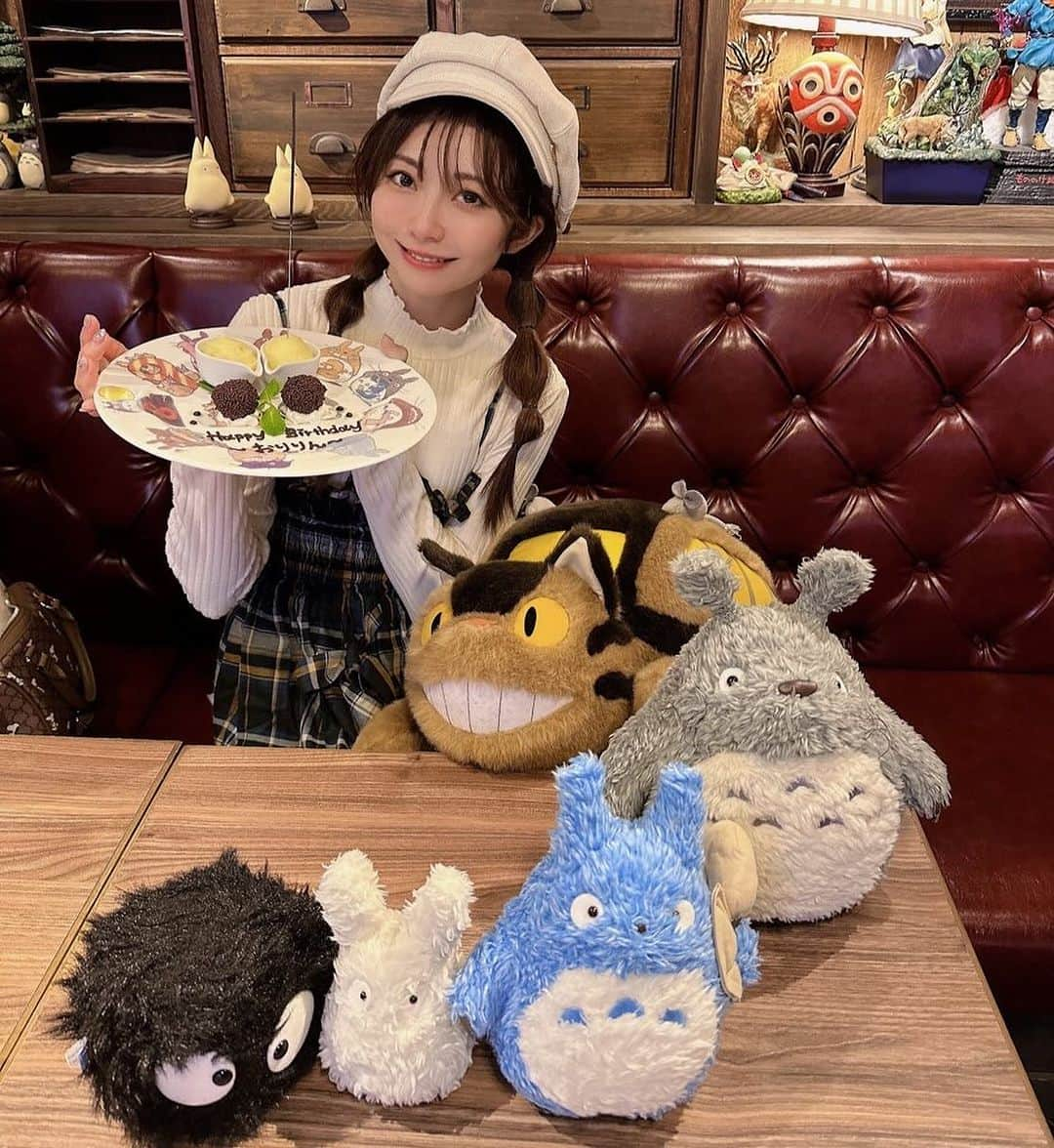 折原みかのインスタグラム：「かおりんがお誕生日のお祝いをしてくれた❣️  お店入った瞬間、キュン🤍  ジブリのお店やーぁぁぁぁあってなった 知らないで来たからサプライズすぎ🎈 名古屋のジブリパークに行くくらいには結構ジブリ好きな私😏興奮が止まりませんw  可愛い店内はもちろんのこと、 コースがアニメのオマージュのメニューばかりでずっと感動してた🥰  ちゃんと小道具などもお料理に合わせて変わるから、ジブリ好きな人は絶対おすすめ☺️  バースデープレートもかわいいまっくろくろすけのチョコレート🎵  お料理はかおりんが全部物撮りしてくれました😆さすがです👏  本当にすてきすぎるお店で楽しいお話ししながらお祝いしてくれてどうもありがとう☺️  プレゼント🎁も大切にするね🎈  #かおリーダー #センスの塊 #伝説のレースクイーン #友達 #バースデー #ジブリレストラン #ジブリカフェ #ジブリ好きにはたまらない #かおりん連れて行ってくれてありがとう #20年の付き合いになりました☺️ #吉祥寺 #三鷹」