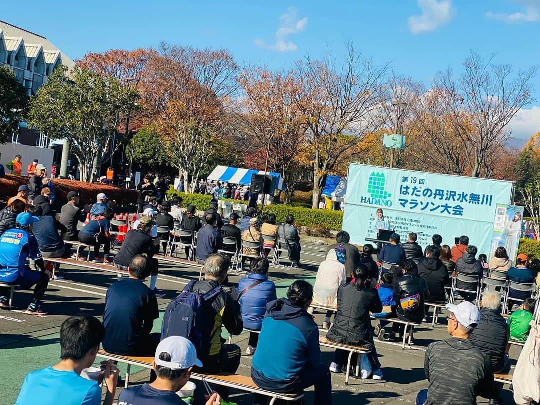 立石純子さんのインスタグラム写真 - (立石純子Instagram)「改めまして、　 2023.12.3(sat)　 第19回はだの丹沢水無川マラソン大会　 初めて大会アンバサダーを努めさせて頂きましたが、ハーフ・5km・まめっこの部(親子ラン42.195m)と無事に終了しました😊　 　 これ以上ないマラソン日和🏃‍♀️　 スターター&MC、ショートライブ(大ハプニングもこれはこれで思い出🤣!✨)と盛り沢山でしたが、 地元に根付く水瀬川マラソンの久しぶりの通常開催ということでたくさんのランナーさまの覇気や笑顔、130組みもの方が参加された大人気の親子でラン♪〝まめっこの部〟と大盛り上がり☺️　 まめっこの部は初めてお父さん・お母さんと走るお子さんたちも多かったようで、スタート当時に沿道で応援されてるご家族の元に走っていってしまう子も🥹♡笑　 たくさんの拍手の中ゴールテープを切る経験も中々ないことだと思うので、素晴らしい経験となっていたらいいなぁと思います☺️✨　 　 私もサポートしてくださったスポーツ課のみなさま初め、お世話になりましたみなさんのおかげさまでとっっても楽しく参加させていただきました☺️🏃‍♀️　 　 来年は記念会の第20回大会！　 どんな景色になるのか、今からとっても楽しみです☺️♪ 　 走られたランナーの皆様・大会関係者の皆様、本当にお疲れ様でした。　 ナイスランーーー！！！🏃‍♀️😊⋆✴︎⋆.*･ 　 追伸：動画にもあるスタートの時のあの張り詰めた緊張感…何度見てもかっこいいのです😭✨　 #マラソン大会 #はだの丹沢水無川マラソン #大会アンバサダー #mc #live #ライブ #ランニング #ハーフマラソン #running #jog #5k #sports #love  #マラソン #marathon #ランニング好きな人と繋がりたい #ウェア #wear  #nike #asics #体力 #免疫力 #up #引き締め #幸せホルモン #セロトニン#instadaily #親子ラン #トレーニング #ペコちゃん」12月4日 15時33分 - junkokokotateishi