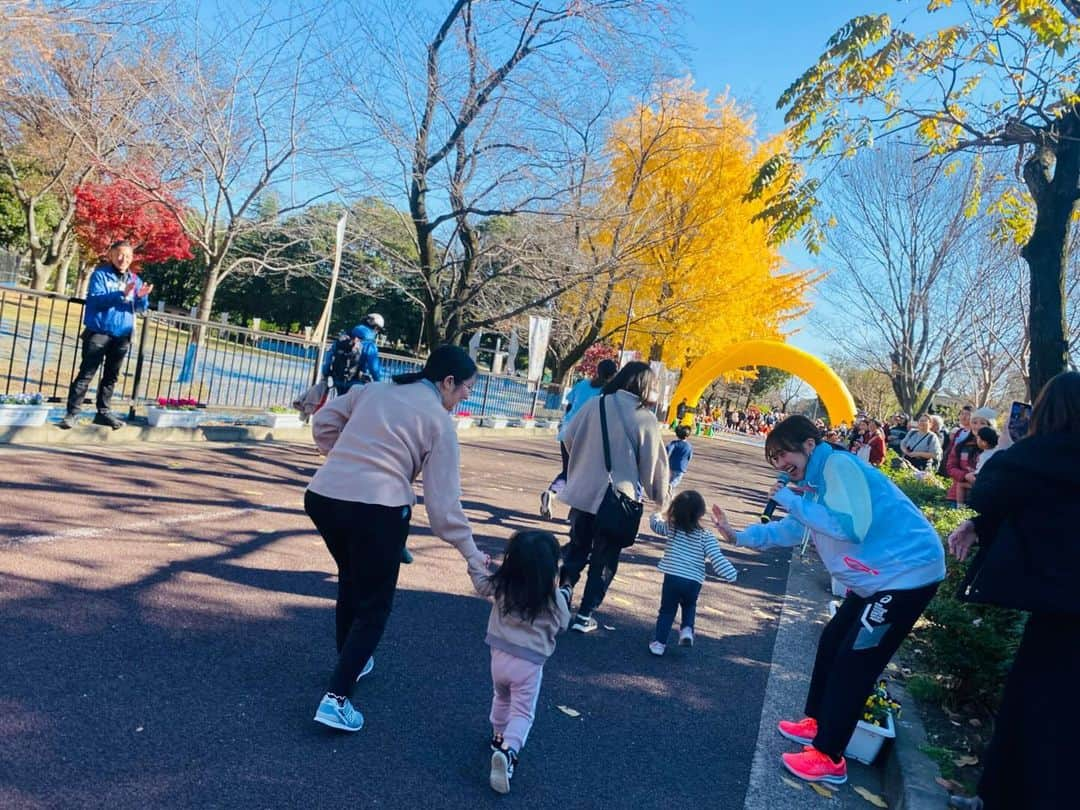 立石純子さんのインスタグラム写真 - (立石純子Instagram)「改めまして、　 2023.12.3(sat)　 第19回はだの丹沢水無川マラソン大会　 初めて大会アンバサダーを努めさせて頂きましたが、ハーフ・5km・まめっこの部(親子ラン42.195m)と無事に終了しました😊　 　 これ以上ないマラソン日和🏃‍♀️　 スターター&MC、ショートライブ(大ハプニングもこれはこれで思い出🤣!✨)と盛り沢山でしたが、 地元に根付く水瀬川マラソンの久しぶりの通常開催ということでたくさんのランナーさまの覇気や笑顔、130組みもの方が参加された大人気の親子でラン♪〝まめっこの部〟と大盛り上がり☺️　 まめっこの部は初めてお父さん・お母さんと走るお子さんたちも多かったようで、スタート当時に沿道で応援されてるご家族の元に走っていってしまう子も🥹♡笑　 たくさんの拍手の中ゴールテープを切る経験も中々ないことだと思うので、素晴らしい経験となっていたらいいなぁと思います☺️✨　 　 私もサポートしてくださったスポーツ課のみなさま初め、お世話になりましたみなさんのおかげさまでとっっても楽しく参加させていただきました☺️🏃‍♀️　 　 来年は記念会の第20回大会！　 どんな景色になるのか、今からとっても楽しみです☺️♪ 　 走られたランナーの皆様・大会関係者の皆様、本当にお疲れ様でした。　 ナイスランーーー！！！🏃‍♀️😊⋆✴︎⋆.*･ 　 追伸：動画にもあるスタートの時のあの張り詰めた緊張感…何度見てもかっこいいのです😭✨　 #マラソン大会 #はだの丹沢水無川マラソン #大会アンバサダー #mc #live #ライブ #ランニング #ハーフマラソン #running #jog #5k #sports #love  #マラソン #marathon #ランニング好きな人と繋がりたい #ウェア #wear  #nike #asics #体力 #免疫力 #up #引き締め #幸せホルモン #セロトニン#instadaily #親子ラン #トレーニング #ペコちゃん」12月4日 15時33分 - junkokokotateishi