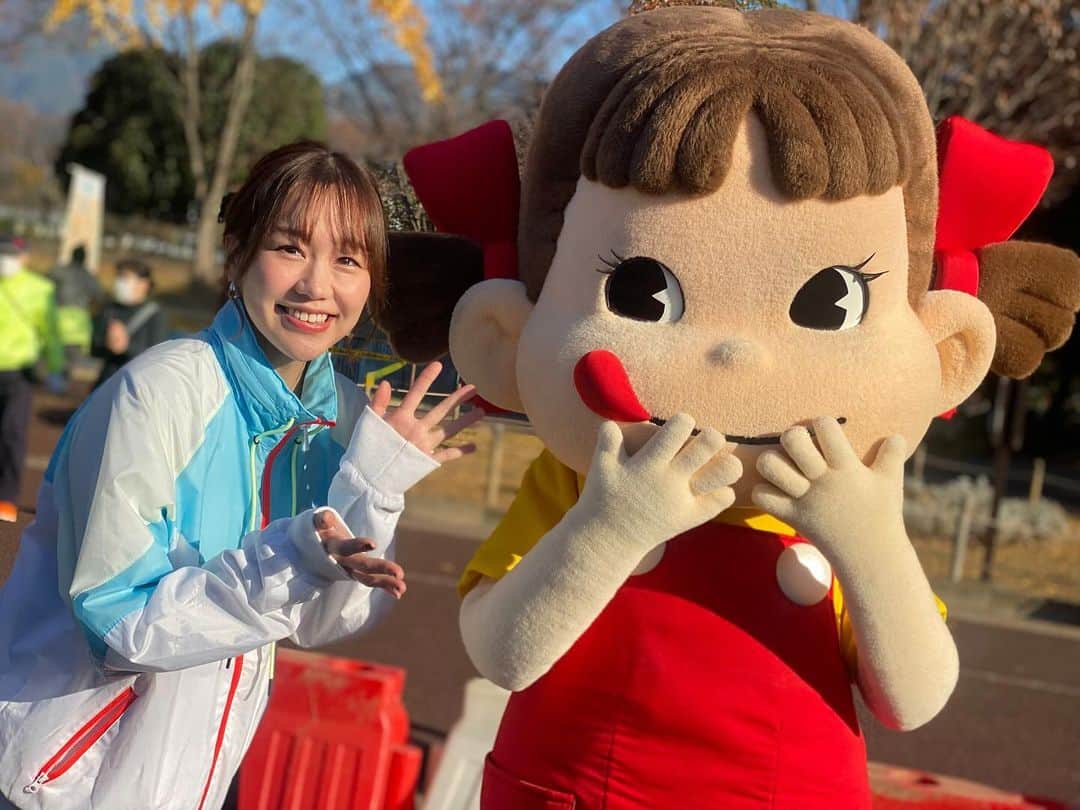 立石純子さんのインスタグラム写真 - (立石純子Instagram)「改めまして、　 2023.12.3(sat)　 第19回はだの丹沢水無川マラソン大会　 初めて大会アンバサダーを努めさせて頂きましたが、ハーフ・5km・まめっこの部(親子ラン42.195m)と無事に終了しました😊　 　 これ以上ないマラソン日和🏃‍♀️　 スターター&MC、ショートライブ(大ハプニングもこれはこれで思い出🤣!✨)と盛り沢山でしたが、 地元に根付く水瀬川マラソンの久しぶりの通常開催ということでたくさんのランナーさまの覇気や笑顔、130組みもの方が参加された大人気の親子でラン♪〝まめっこの部〟と大盛り上がり☺️　 まめっこの部は初めてお父さん・お母さんと走るお子さんたちも多かったようで、スタート当時に沿道で応援されてるご家族の元に走っていってしまう子も🥹♡笑　 たくさんの拍手の中ゴールテープを切る経験も中々ないことだと思うので、素晴らしい経験となっていたらいいなぁと思います☺️✨　 　 私もサポートしてくださったスポーツ課のみなさま初め、お世話になりましたみなさんのおかげさまでとっっても楽しく参加させていただきました☺️🏃‍♀️　 　 来年は記念会の第20回大会！　 どんな景色になるのか、今からとっても楽しみです☺️♪ 　 走られたランナーの皆様・大会関係者の皆様、本当にお疲れ様でした。　 ナイスランーーー！！！🏃‍♀️😊⋆✴︎⋆.*･ 　 追伸：動画にもあるスタートの時のあの張り詰めた緊張感…何度見てもかっこいいのです😭✨　 #マラソン大会 #はだの丹沢水無川マラソン #大会アンバサダー #mc #live #ライブ #ランニング #ハーフマラソン #running #jog #5k #sports #love  #マラソン #marathon #ランニング好きな人と繋がりたい #ウェア #wear  #nike #asics #体力 #免疫力 #up #引き締め #幸せホルモン #セロトニン#instadaily #親子ラン #トレーニング #ペコちゃん」12月4日 15時33分 - junkokokotateishi
