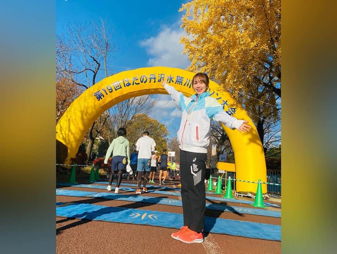 立石純子さんのインスタグラム写真 - (立石純子Instagram)「改めまして、　 2023.12.3(sat)　 第19回はだの丹沢水無川マラソン大会　 初めて大会アンバサダーを努めさせて頂きましたが、ハーフ・5km・まめっこの部(親子ラン42.195m)と無事に終了しました😊　 　 これ以上ないマラソン日和🏃‍♀️　 スターター&MC、ショートライブ(大ハプニングもこれはこれで思い出🤣!✨)と盛り沢山でしたが、 地元に根付く水瀬川マラソンの久しぶりの通常開催ということでたくさんのランナーさまの覇気や笑顔、130組みもの方が参加された大人気の親子でラン♪〝まめっこの部〟と大盛り上がり☺️　 まめっこの部は初めてお父さん・お母さんと走るお子さんたちも多かったようで、スタート当時に沿道で応援されてるご家族の元に走っていってしまう子も🥹♡笑　 たくさんの拍手の中ゴールテープを切る経験も中々ないことだと思うので、素晴らしい経験となっていたらいいなぁと思います☺️✨　 　 私もサポートしてくださったスポーツ課のみなさま初め、お世話になりましたみなさんのおかげさまでとっっても楽しく参加させていただきました☺️🏃‍♀️　 　 来年は記念会の第20回大会！　 どんな景色になるのか、今からとっても楽しみです☺️♪ 　 走られたランナーの皆様・大会関係者の皆様、本当にお疲れ様でした。　 ナイスランーーー！！！🏃‍♀️😊⋆✴︎⋆.*･ 　 追伸：動画にもあるスタートの時のあの張り詰めた緊張感…何度見てもかっこいいのです😭✨　 #マラソン大会 #はだの丹沢水無川マラソン #大会アンバサダー #mc #live #ライブ #ランニング #ハーフマラソン #running #jog #5k #sports #love  #マラソン #marathon #ランニング好きな人と繋がりたい #ウェア #wear  #nike #asics #体力 #免疫力 #up #引き締め #幸せホルモン #セロトニン#instadaily #親子ラン #トレーニング #ペコちゃん」12月4日 15時33分 - junkokokotateishi