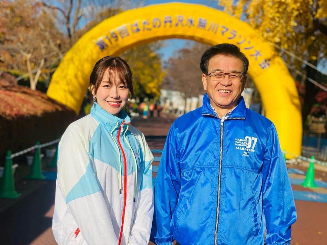 立石純子さんのインスタグラム写真 - (立石純子Instagram)「改めまして、　 2023.12.3(sat)　 第19回はだの丹沢水無川マラソン大会　 初めて大会アンバサダーを努めさせて頂きましたが、ハーフ・5km・まめっこの部(親子ラン42.195m)と無事に終了しました😊　 　 これ以上ないマラソン日和🏃‍♀️　 スターター&MC、ショートライブ(大ハプニングもこれはこれで思い出🤣!✨)と盛り沢山でしたが、 地元に根付く水瀬川マラソンの久しぶりの通常開催ということでたくさんのランナーさまの覇気や笑顔、130組みもの方が参加された大人気の親子でラン♪〝まめっこの部〟と大盛り上がり☺️　 まめっこの部は初めてお父さん・お母さんと走るお子さんたちも多かったようで、スタート当時に沿道で応援されてるご家族の元に走っていってしまう子も🥹♡笑　 たくさんの拍手の中ゴールテープを切る経験も中々ないことだと思うので、素晴らしい経験となっていたらいいなぁと思います☺️✨　 　 私もサポートしてくださったスポーツ課のみなさま初め、お世話になりましたみなさんのおかげさまでとっっても楽しく参加させていただきました☺️🏃‍♀️　 　 来年は記念会の第20回大会！　 どんな景色になるのか、今からとっても楽しみです☺️♪ 　 走られたランナーの皆様・大会関係者の皆様、本当にお疲れ様でした。　 ナイスランーーー！！！🏃‍♀️😊⋆✴︎⋆.*･ 　 追伸：動画にもあるスタートの時のあの張り詰めた緊張感…何度見てもかっこいいのです😭✨　 #マラソン大会 #はだの丹沢水無川マラソン #大会アンバサダー #mc #live #ライブ #ランニング #ハーフマラソン #running #jog #5k #sports #love  #マラソン #marathon #ランニング好きな人と繋がりたい #ウェア #wear  #nike #asics #体力 #免疫力 #up #引き締め #幸せホルモン #セロトニン#instadaily #親子ラン #トレーニング #ペコちゃん」12月4日 15時33分 - junkokokotateishi