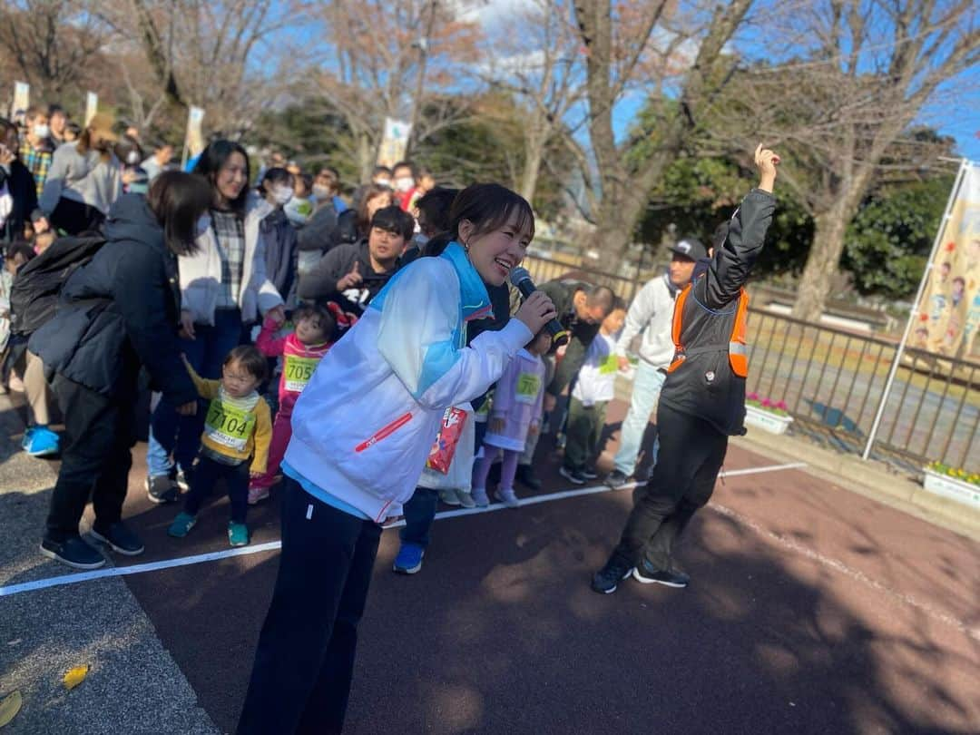 立石純子さんのインスタグラム写真 - (立石純子Instagram)「改めまして、　 2023.12.3(sat)　 第19回はだの丹沢水無川マラソン大会　 初めて大会アンバサダーを努めさせて頂きましたが、ハーフ・5km・まめっこの部(親子ラン42.195m)と無事に終了しました😊　 　 これ以上ないマラソン日和🏃‍♀️　 スターター&MC、ショートライブ(大ハプニングもこれはこれで思い出🤣!✨)と盛り沢山でしたが、 地元に根付く水瀬川マラソンの久しぶりの通常開催ということでたくさんのランナーさまの覇気や笑顔、130組みもの方が参加された大人気の親子でラン♪〝まめっこの部〟と大盛り上がり☺️　 まめっこの部は初めてお父さん・お母さんと走るお子さんたちも多かったようで、スタート当時に沿道で応援されてるご家族の元に走っていってしまう子も🥹♡笑　 たくさんの拍手の中ゴールテープを切る経験も中々ないことだと思うので、素晴らしい経験となっていたらいいなぁと思います☺️✨　 　 私もサポートしてくださったスポーツ課のみなさま初め、お世話になりましたみなさんのおかげさまでとっっても楽しく参加させていただきました☺️🏃‍♀️　 　 来年は記念会の第20回大会！　 どんな景色になるのか、今からとっても楽しみです☺️♪ 　 走られたランナーの皆様・大会関係者の皆様、本当にお疲れ様でした。　 ナイスランーーー！！！🏃‍♀️😊⋆✴︎⋆.*･ 　 追伸：動画にもあるスタートの時のあの張り詰めた緊張感…何度見てもかっこいいのです😭✨　 #マラソン大会 #はだの丹沢水無川マラソン #大会アンバサダー #mc #live #ライブ #ランニング #ハーフマラソン #running #jog #5k #sports #love  #マラソン #marathon #ランニング好きな人と繋がりたい #ウェア #wear  #nike #asics #体力 #免疫力 #up #引き締め #幸せホルモン #セロトニン#instadaily #親子ラン #トレーニング #ペコちゃん」12月4日 15時33分 - junkokokotateishi