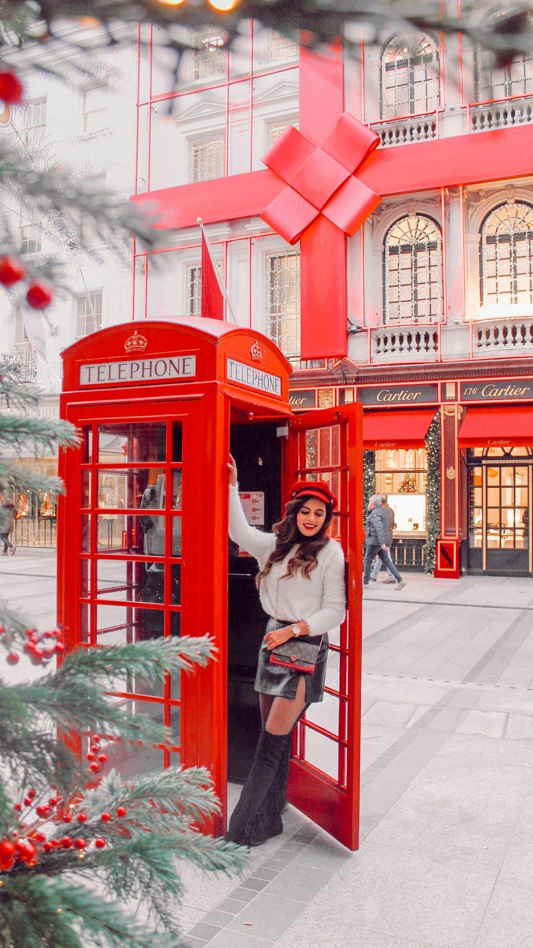 Aakriti Ranaのインスタグラム：「SAVE THIS ❤️  I’ve always loved celebrating Christmas. My parents always made sure to put the socks out and get us presents when we were little. We used to really look forward to it ❤️  If you too love Christmas as much as I do then visit London n December. London looks absolutely gorgeous during this time of the year. The Winter Wonderland, mulled wine and the gorgeous Christmas installations have my heart!  Here are some of the best places you can visit in London for Christmas for an unforgettable Christmas experience and beautiful pictures 🎄   Regent Street & Oxford street Covent Garden  Winter Wonderland Maddox Gallery Ede and Ravenscroft Harrods Peggy Porschen Carnaby Street Annabels Somerset House  Kew Gardens   Can you add anything more to this list?  Who would you go here with? ❤️  [ Aakriti Rana, London, Christmas, Winter Wonderland, Christmas in London, Travel Blogger ]」
