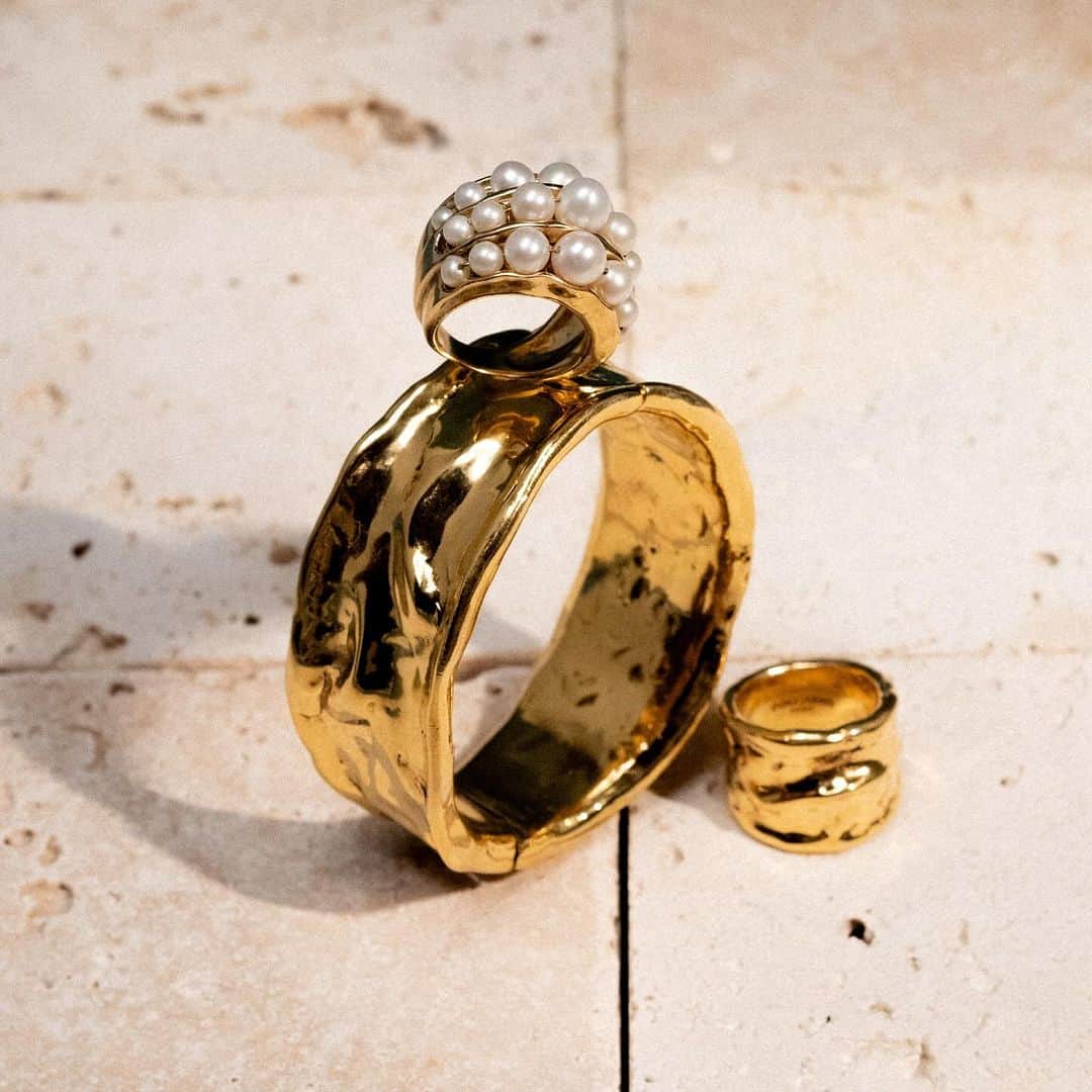 グーセンス パリのインスタグラム：「Goossens reveals a dazzling array of styles and moods. Choose or mix pearls and textures.  #goossensparis」