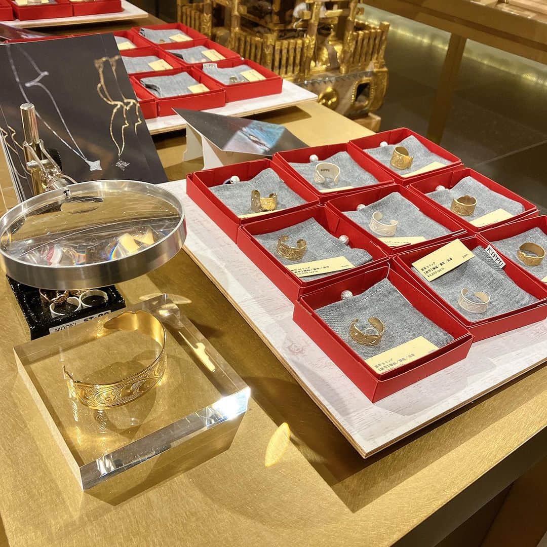 銀座 蔦屋書店さんのインスタグラム写真 - (銀座 蔦屋書店Instagram)「【XMAS 2023】和の風感じるクリスマス  この度、銀座 蔦屋書店では初展開となる2つのアクセサリーブランドのフェアを開催します。  西洋のイメージが強いクリスマスに、和の風を吹かせます。 アート性やモチーフの中に日本らしさが感じられるKAORU、古き良き日本文化の一つ”神輿”を現代風のアクセサリーへと昇華したKIPPU。  ブランドの意匠を感じる、美しくあしらわれた装飾の数々をお楽しみください。  ■KAORU 今回、銀座 蔦屋書店での初展開を記念して、桜モチーフのネックレスとピアスを先行販売。 国内外問わず多くの人が行き来する銀座。 日本を離れても、KAORUの桜デザインをみると日本のアートや日本で過ごした良い思い出や体験を思い出して、幸せな気持ちになっていただけたら という思いが込められています。 また、直営店にもわずかにしか並ばないアートピースの展開に加え、自分へのご褒美にもギフトにも大人気のMimosa・Stardustコレクションも勢ぞろいします。 @atelierkaoru_official   ■KIPPU 神輿に使われる錺金具(かざりかなぐ)から生まれたジュエリーブランドKIPPU。 鏨(たがね)を打ち、地金に一点ずつ細工をして作られたKIPPUのかざり文様には、幸福や繁栄などひとつひとつ異なる意味が込められています。 今回の初展開を記念し、新たにシルバー製(925)の新作や、従来の真鍮シリーズからはクリスマス限定のピンクゴールドが登場。 また、新しく登場する朱色のボックスはクリスマスの贈り物にもぴったりです。 @kippu_official    [作家・ブランド紹介] KAORU イギリス大英博物館に2度の展示実績のあるKAORU。 1999年にデザイナー中西薫が生まれ育った場所、京都にブランド設立。 プロダクトは京都のアトリエですべて製作。 流行を追い求め過ぎず、古き良きものにインスパイアされながら、独自の価値観で本当に身に着けたいジュエリーを提案。 すべては身に着ける前から美しい a moment in eternity  KIPPU 神輿に使われる錺金具(かざりかなぐ)から生まれたジュエリーブランドKIPPU。 指輪や腕輪などの装飾品が作られていなかった和装の時代に、もしジュエリーがあったなら。 現代を生きる江戸の職人が、伝統的で革新性のあるジュエリーの形を提案します。  [販売について] 11月28日（火）より販売いたします。  【XMAS 2023】和の風感じるクリスマス 会期　2023年11月28日（火）~12月25日（月）※終了日は変更になる場合があります。 時間　10:30～21:00 場所　文具売り場 主催　銀座 蔦屋書店 問い合わせ先　03-3575-7755  ▶詳細はこちら https://store.tsite.jp/ginza/event/stationery/36506-1330031013.html  @ginza_tsutayabooks_stationery  #KAORU #KIPPU #アクセサリー #作家 #神輿 #クリスマスギフト #クリスマスプレゼント #christmasmood #christmasgifts #holidayseason　#gsix #ginzasix #銀座 #蔦屋書店 #ginza #銀座蔦屋書店 #ginzatsutayabooks #tsutayabooks」12月4日 15時38分 - ginza_tsutayabooks
