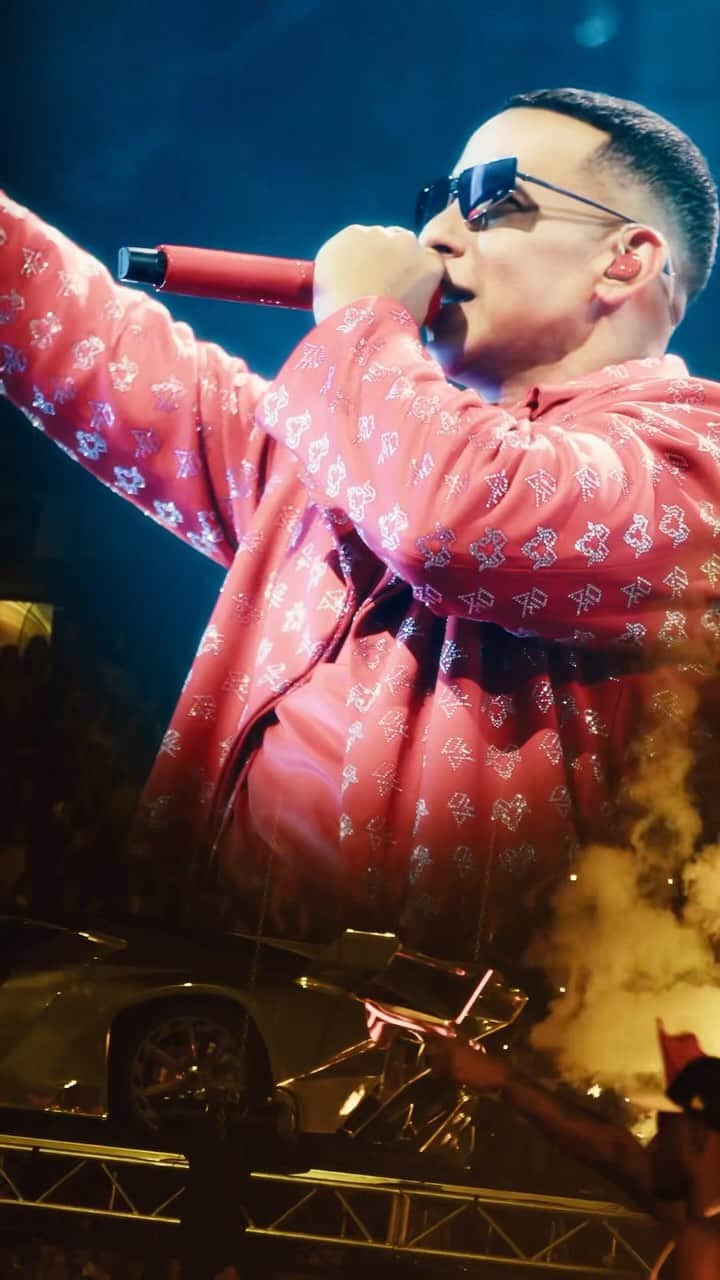 ダディー・ヤンキーのインスタグラム：「FAMILIA! LLEGAMOS A LA META 🏁 Gracias a todos quienes me acompañaron en el show de ayer! Montamos la discoteca más grande del mundo entero! 🎶🎉🇵🇷   Y quienes no puedan venir hoy quiero que me acompañen en mi LIVE STREAMING especial para todos ustedes. El link se los dejo en mis historias destacadas 📲」