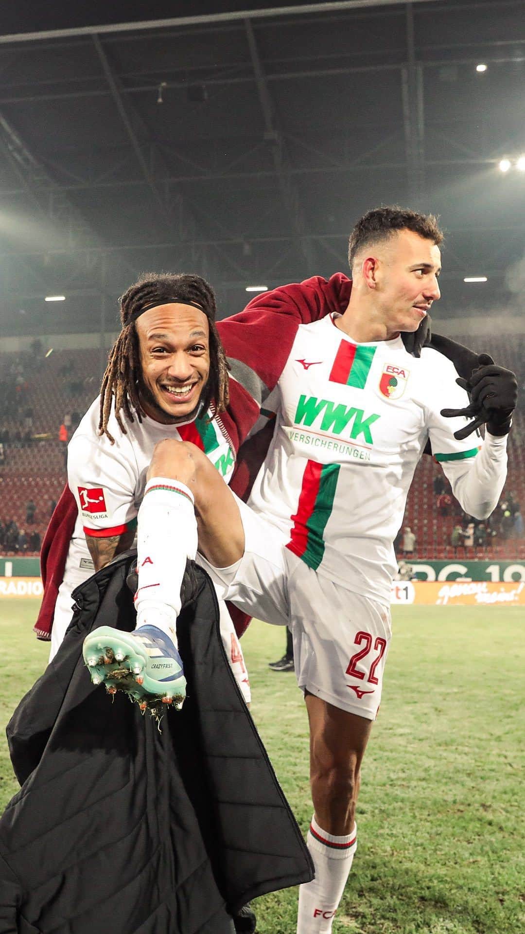 FCアウクスブルクのインスタグラム：「Admin kurz vor Fußfetisch! 🤤  #FCA #FCASGE #FCA1907 #fcaugsburg」