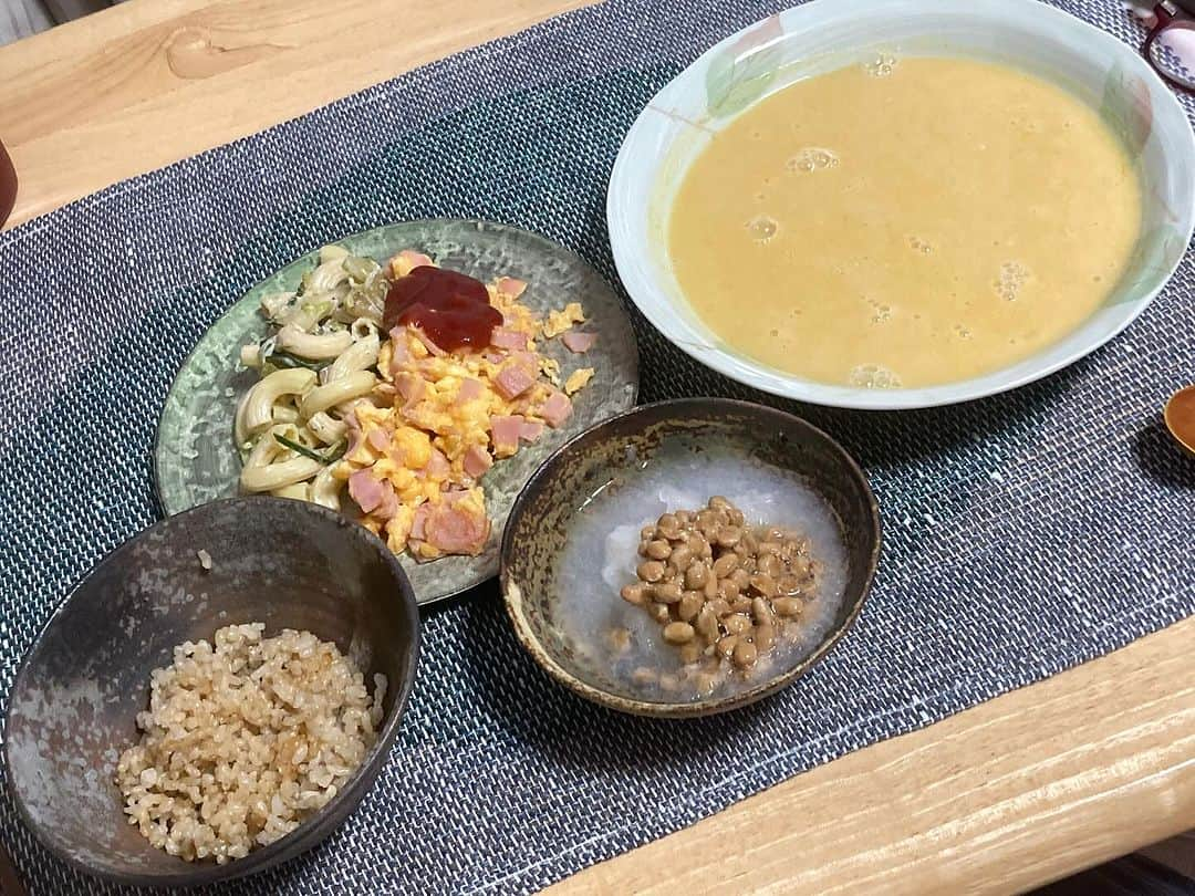 柳家さん生のインスタグラム：「12/4長屋の朝ご飯 ハムスクランブルエッグ マカロニサラダ おろし納豆 南瓜スープ 玄米ご飯🍚」