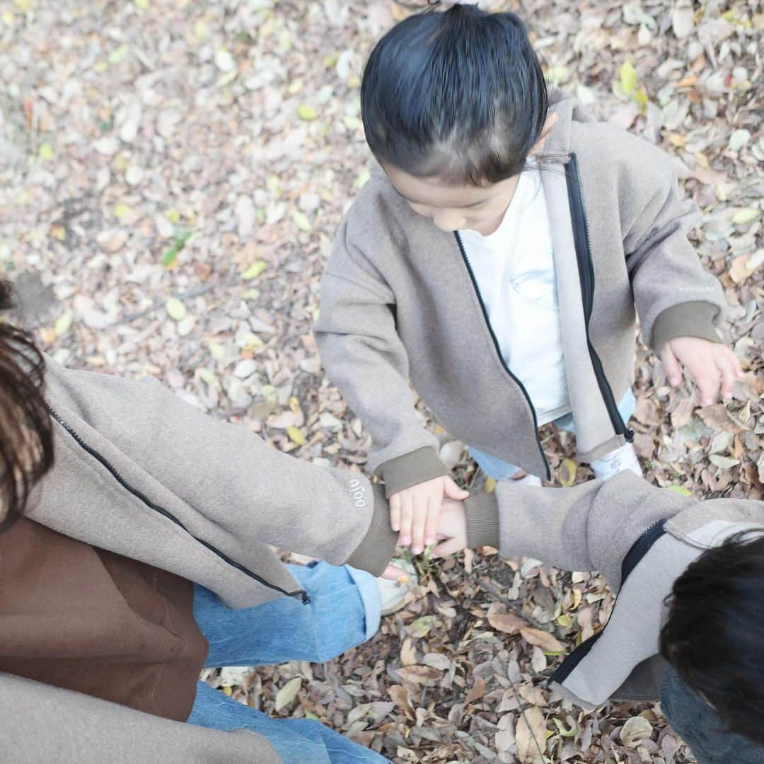 吉田明世さんのインスタグラム写真 - (吉田明世Instagram)「おっはよーございます！  週末は、  お遊戯会があったり 車をぶつけて大幅にへこませたり(ﾔｯﾁﾏｯﾀ) 公園で遊んだり  いろいろありましたが 総じて良い週末でした！  先週は声が出なくなってしまったけれど、ようやく治ってきて本当によかった🥹  そして、こちらの写真！ 初めて子どもたちとお揃いとーっても可愛いアウター♡ @ooju.official のもの☺️🤍  オーバーサイズが可愛い🥹 私のはパパも着られるサイズ感だったので4人でお揃いもいいですね🤤  そんなわけで 今週もよろしくお願いします📻  #師走 #砧公園 #ooju #子ども服 #親子コーデ」12月4日 6時57分 - akiyo0414