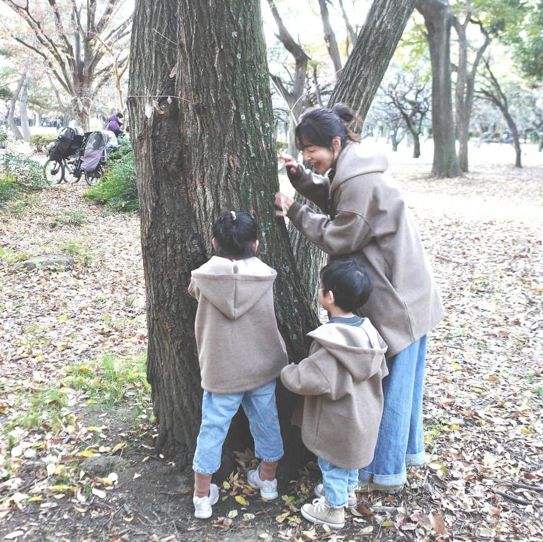 吉田明世のインスタグラム：「おっはよーございます！  週末は、  お遊戯会があったり 車をぶつけて大幅にへこませたり(ﾔｯﾁﾏｯﾀ) 公園で遊んだり  いろいろありましたが 総じて良い週末でした！  先週は声が出なくなってしまったけれど、ようやく治ってきて本当によかった🥹  そして、こちらの写真！ 初めて子どもたちとお揃いとーっても可愛いアウター♡ @ooju.official のもの☺️🤍  オーバーサイズが可愛い🥹 私のはパパも着られるサイズ感だったので4人でお揃いもいいですね🤤  そんなわけで 今週もよろしくお願いします📻  #師走 #砧公園 #ooju #子ども服 #親子コーデ」