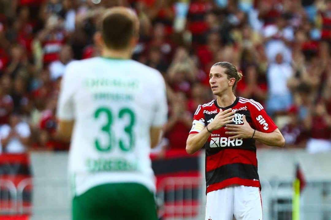 フィリペ・ルイスのインスタグラム：「Quando a gente ama, brilha mais que o sol É muita luz, é emoção... ❤🖤🎶  📸 Gilvan de Souza / CRF #VamosFlamengo #CRF」