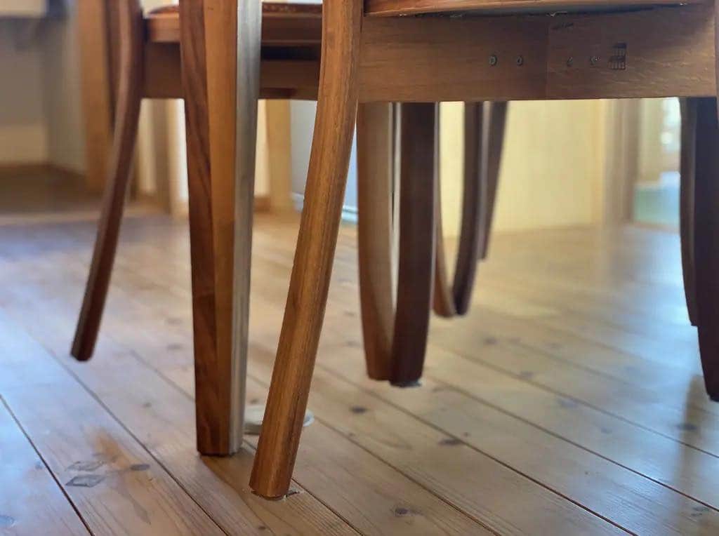 ヤマヒロさんのインスタグラム写真 - (ヤマヒロInstagram)「.  ______________  ダイニングテーブル周りの掃除は、 ○○で超簡単。  ______________  ダイニングテーブルの 足元の床を掃除する際 テーブルに脚や椅子の脚が 邪魔で掃除しづらく ストレスを感じている方も 多いのではないでしょうか？  そんな方におススめなのが こちらです。  椅子の肘かけが テーブルにひっかけられ 椅子の脚が床から浮いているのです。  ちょっとした工夫で 生活を豊かに。  @yamahiro_harima  #山弘 #ヤマヒロ #姫路市注文住宅 #兵庫注文住宅 #木の家 #家事楽 #ダイニングテーブル」12月4日 7時14分 - yamahiro_harima