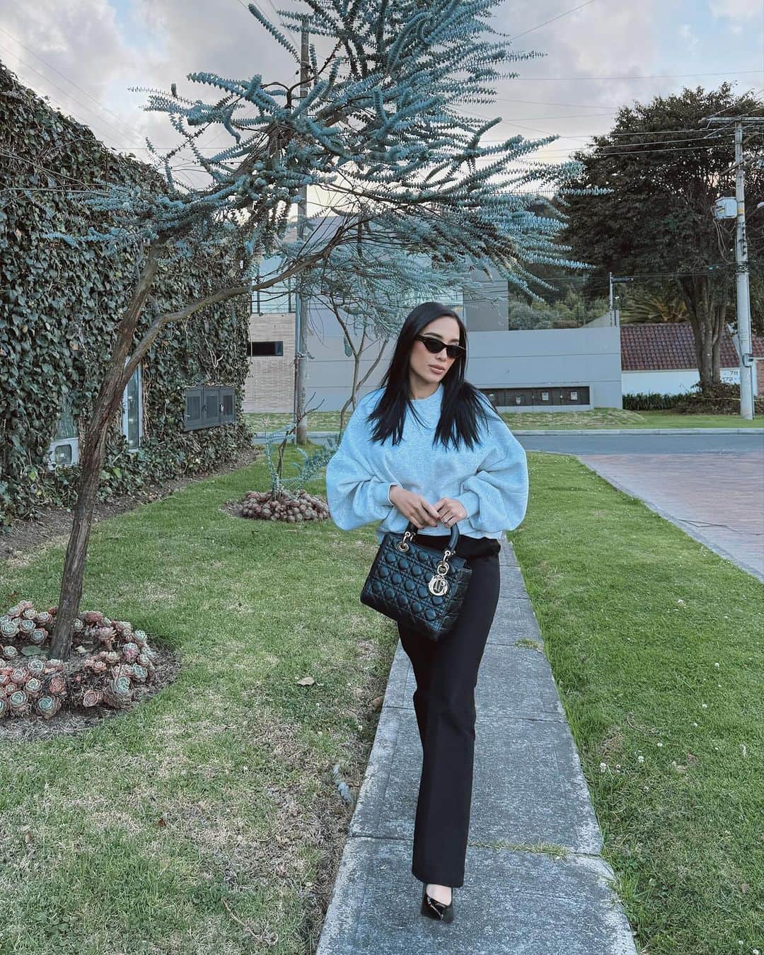 Luisa Fernanda Wのインスタグラム：「Bogotá frío y caliente al mismo tiempo 🫶🏻」