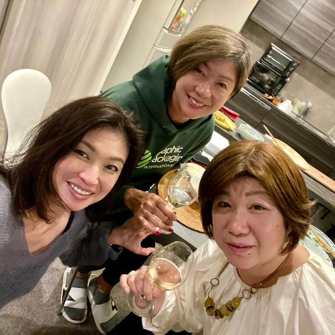 山本侑貴子さんのインスタグラム写真 - (山本侑貴子Instagram)「モツ鍋パーティー❣️  泡３本🍾🍾🍾 赤1本🍷  女子3人で4本！ ボトルが開いたー！✨✨✨✨✨  嘉江ちゃん お招き頂きありがとう❤️」12月4日 7時26分 - yukiko.diningandstyle.wine