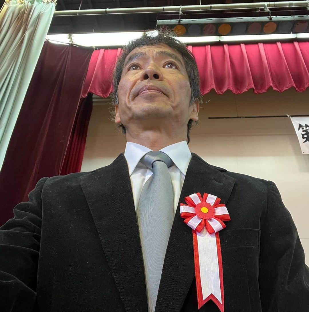 深沢邦之さんのインスタグラム写真 - (深沢邦之Instagram)「高いところから 失礼しちゃいました😅 剣道を始めた場所 大四道場👍 練馬区の全大泉にある 剣道の道場が 集まって試合が 行われ 大四道場の出身者として 高いところから 失礼しちゃいました😁 たまに 剣を交えて 教えている子供達が 全力で試合をしている その姿は かなり胸が熱くなる ものがありました😁 初めて感じた 経験でした👍 頑張れ！みんな！！ 剣道の楽しさ そしてやはり 勝つ喜びを 感じてもらうためにも 更に自分なりに 力を注ぎたい！ と強く思いました😅 良い経験をさせて頂き ありがとうございました(^^) 4枚目 変わらずに 吉村君と登山しています #深沢邦之チャンネル で検索してください😁 三つ峠の登山の様子を YouTubeで 動画配信しています😁 まったりとした 登山動画😁 こんなのあり？！ を体感してください😁 #深沢邦之 #深沢邦之チャンネル #剣道大会 #全大泉剣道大会 #登山 #三つ峠  　　ふかふかチャオ」12月4日 7時26分 - fukasawakuniyuki