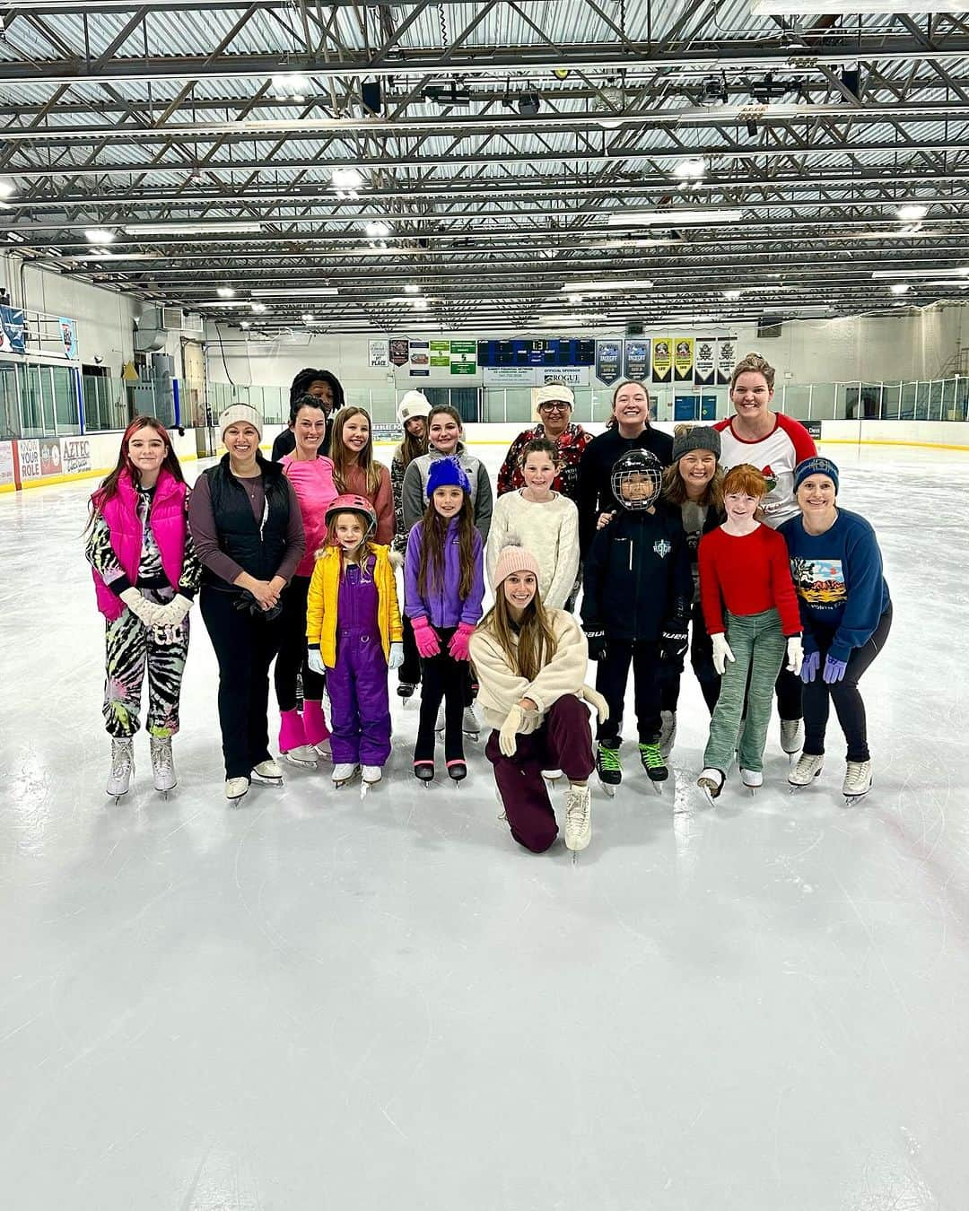 ポリーナ・エドモンズさんのインスタグラム写真 - (ポリーナ・エドモンズInstagram)「Celebrating World Ice Skating Day with a power class clinic in Medford, Oregon and a little moonlight sonata last night for their Christmas show💙🌲✨   Always a joy running through skating drills with skaters! 🫶  #figureskating #figureskater #iceskating #iceskater #powerclass #masterclass #seminar #clinic」12月4日 7時28分 - polinaedmunds