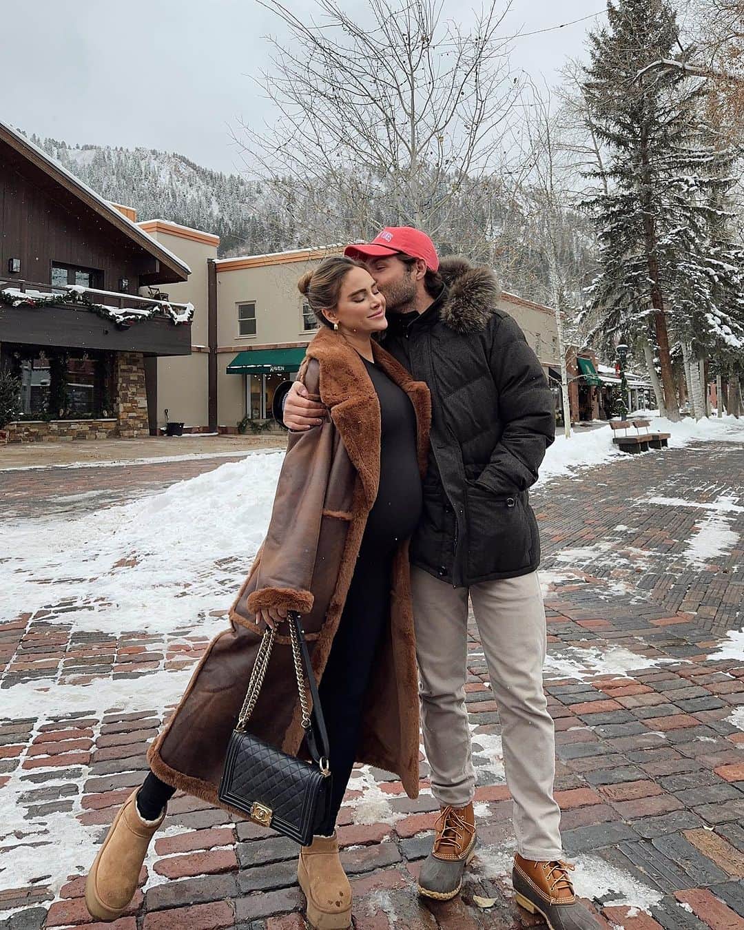 アマンダ・スタントンさんのインスタグラム写真 - (アマンダ・スタントンInstagram)「the babymoon made it out of the group chat? ☃️」12月4日 7時37分 - amanda_stantonn