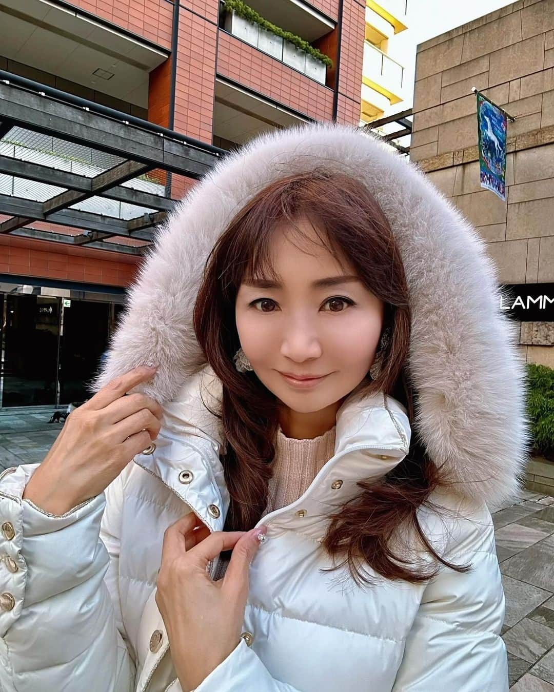 長谷川夕希子さんのインスタグラム写真 - (長谷川夕希子Instagram)「冬ファッション🕶️ 私、今期冬❄️ダウンは やはりホワイト推しが おさまらないかも🥰🤍  @stanza_dolce で フォックスファーも 生地もゴージャスで 羽織っていることを忘れてしまいそうな軽くて あたたかいダウン見つけました😊✨  Aラインシルエットで 下に着るお洋服を選ばないから、気がつけば届いてからコレばっかり着ている😘  ホワイト🤍が可愛すぎる上、万能過ぎて最強説🤍🤍🤍  ダウンの淵を 極小ラメ糸でパイピング されてる上、 ボタン🔘もゴールド👑✨ でホワイト地に めっちゃ映える💞🎶🤩  私が着用している オフホワイトと、 パールグレージュの 2色展開🤍🩶  商品番号:9-8008 商品名:“上品な煌めきを放つパイピングが目を惹くフォックスファー付きダウンコート”  こちらのコート🧥を お得にゲットできる スーパーセール開催中💞  そして…ナ､ナ､ナント‼️ 4000円OFFになる 特別クーポン‼️ を 私のストーリーに、　　 リンク貼っておきます✨  活用くださいね❣️😉  💛SALE期間 12/4(月) 20:00 ~ 12/11(月) 01:59 59  スタンザドルチェ @stanza_dolce @lamode_press  #stanza_dolce #スタンザドルチェ #stanzadolce_cd #アウターコーデ  #大人かわいいコーデ  #大人可愛いファッション  #大人可愛いコーデ  #アラフォーコーデ  #アラフォーファッション  #アラフィフコーデ  #アラフィフファッション  #美魔女　 #ダウンコート  #ダウンコーデ  #冬服コーデ #六本木ヒルズ」12月4日 7時40分 - yukikogabby