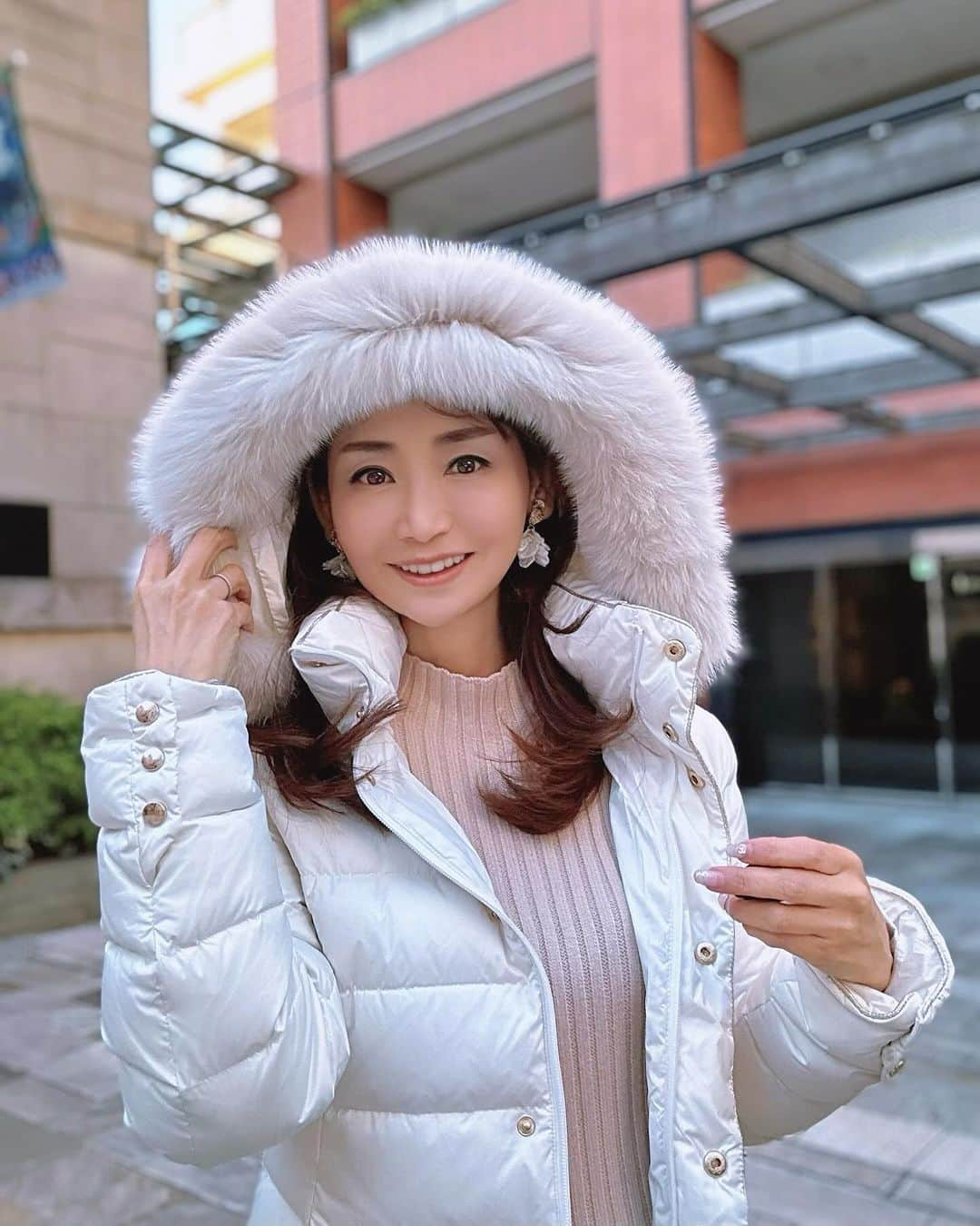 長谷川夕希子さんのインスタグラム写真 - (長谷川夕希子Instagram)「冬ファッション🕶️ 私、今期冬❄️ダウンは やはりホワイト推しが おさまらないかも🥰🤍  @stanza_dolce で フォックスファーも 生地もゴージャスで 羽織っていることを忘れてしまいそうな軽くて あたたかいダウン見つけました😊✨  Aラインシルエットで 下に着るお洋服を選ばないから、気がつけば届いてからコレばっかり着ている😘  ホワイト🤍が可愛すぎる上、万能過ぎて最強説🤍🤍🤍  ダウンの淵を 極小ラメ糸でパイピング されてる上、 ボタン🔘もゴールド👑✨ でホワイト地に めっちゃ映える💞🎶🤩  私が着用している オフホワイトと、 パールグレージュの 2色展開🤍🩶  商品番号:9-8008 商品名:“上品な煌めきを放つパイピングが目を惹くフォックスファー付きダウンコート”  こちらのコート🧥を お得にゲットできる スーパーセール開催中💞  そして…ナ､ナ､ナント‼️ 4000円OFFになる 特別クーポン‼️ を 私のストーリーに、　　 リンク貼っておきます✨  活用くださいね❣️😉  💛SALE期間 12/4(月) 20:00 ~ 12/11(月) 01:59 59  スタンザドルチェ @stanza_dolce @lamode_press  #stanza_dolce #スタンザドルチェ #stanzadolce_cd #アウターコーデ  #大人かわいいコーデ  #大人可愛いファッション  #大人可愛いコーデ  #アラフォーコーデ  #アラフォーファッション  #アラフィフコーデ  #アラフィフファッション  #美魔女　 #ダウンコート  #ダウンコーデ  #冬服コーデ #六本木ヒルズ」12月4日 7時40分 - yukikogabby