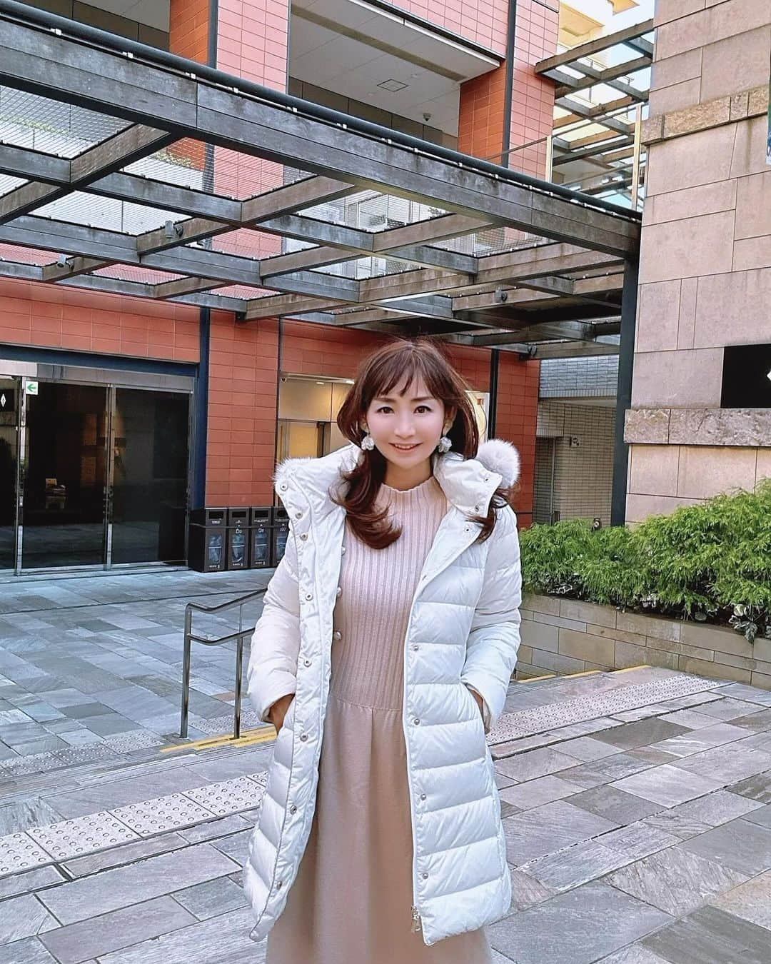 長谷川夕希子さんのインスタグラム写真 - (長谷川夕希子Instagram)「冬ファッション🕶️ 私、今期冬❄️ダウンは やはりホワイト推しが おさまらないかも🥰🤍  @stanza_dolce で フォックスファーも 生地もゴージャスで 羽織っていることを忘れてしまいそうな軽くて あたたかいダウン見つけました😊✨  Aラインシルエットで 下に着るお洋服を選ばないから、気がつけば届いてからコレばっかり着ている😘  ホワイト🤍が可愛すぎる上、万能過ぎて最強説🤍🤍🤍  ダウンの淵を 極小ラメ糸でパイピング されてる上、 ボタン🔘もゴールド👑✨ でホワイト地に めっちゃ映える💞🎶🤩  私が着用している オフホワイトと、 パールグレージュの 2色展開🤍🩶  商品番号:9-8008 商品名:“上品な煌めきを放つパイピングが目を惹くフォックスファー付きダウンコート”  こちらのコート🧥を お得にゲットできる スーパーセール開催中💞  そして…ナ､ナ､ナント‼️ 4000円OFFになる 特別クーポン‼️ を 私のストーリーに、　　 リンク貼っておきます✨  活用くださいね❣️😉  💛SALE期間 12/4(月) 20:00 ~ 12/11(月) 01:59 59  スタンザドルチェ @stanza_dolce @lamode_press  #stanza_dolce #スタンザドルチェ #stanzadolce_cd #アウターコーデ  #大人かわいいコーデ  #大人可愛いファッション  #大人可愛いコーデ  #アラフォーコーデ  #アラフォーファッション  #アラフィフコーデ  #アラフィフファッション  #美魔女　 #ダウンコート  #ダウンコーデ  #冬服コーデ #六本木ヒルズ」12月4日 7時40分 - yukikogabby